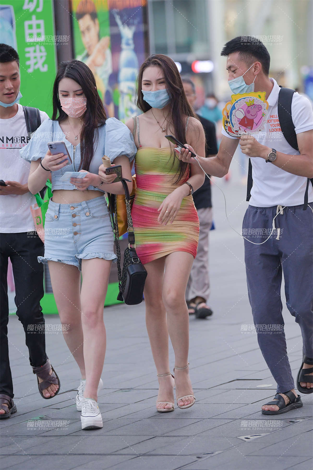 性感彩虹包臀裙高跟小姐姐-日更街拍