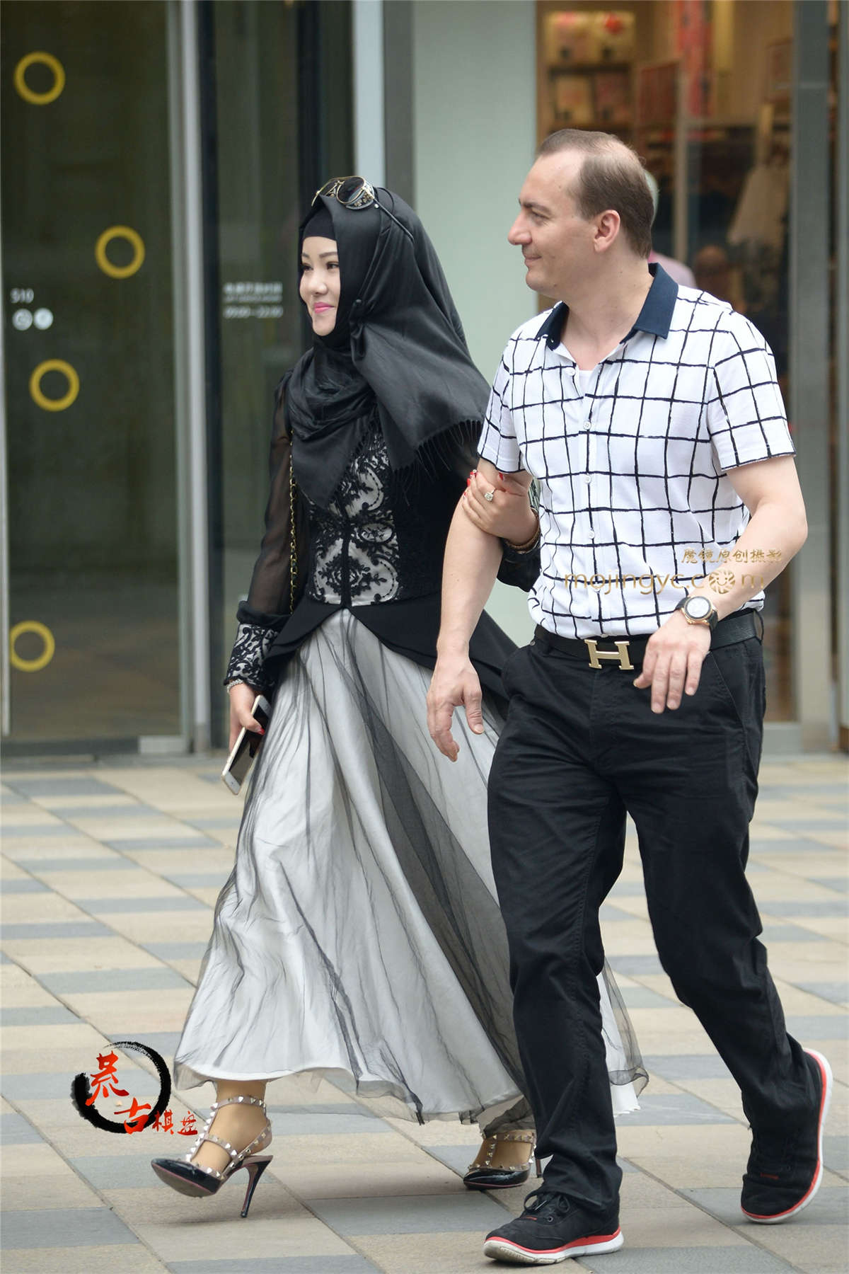 图片[2]-8-8 围着头巾的时尚女郎-日更街拍