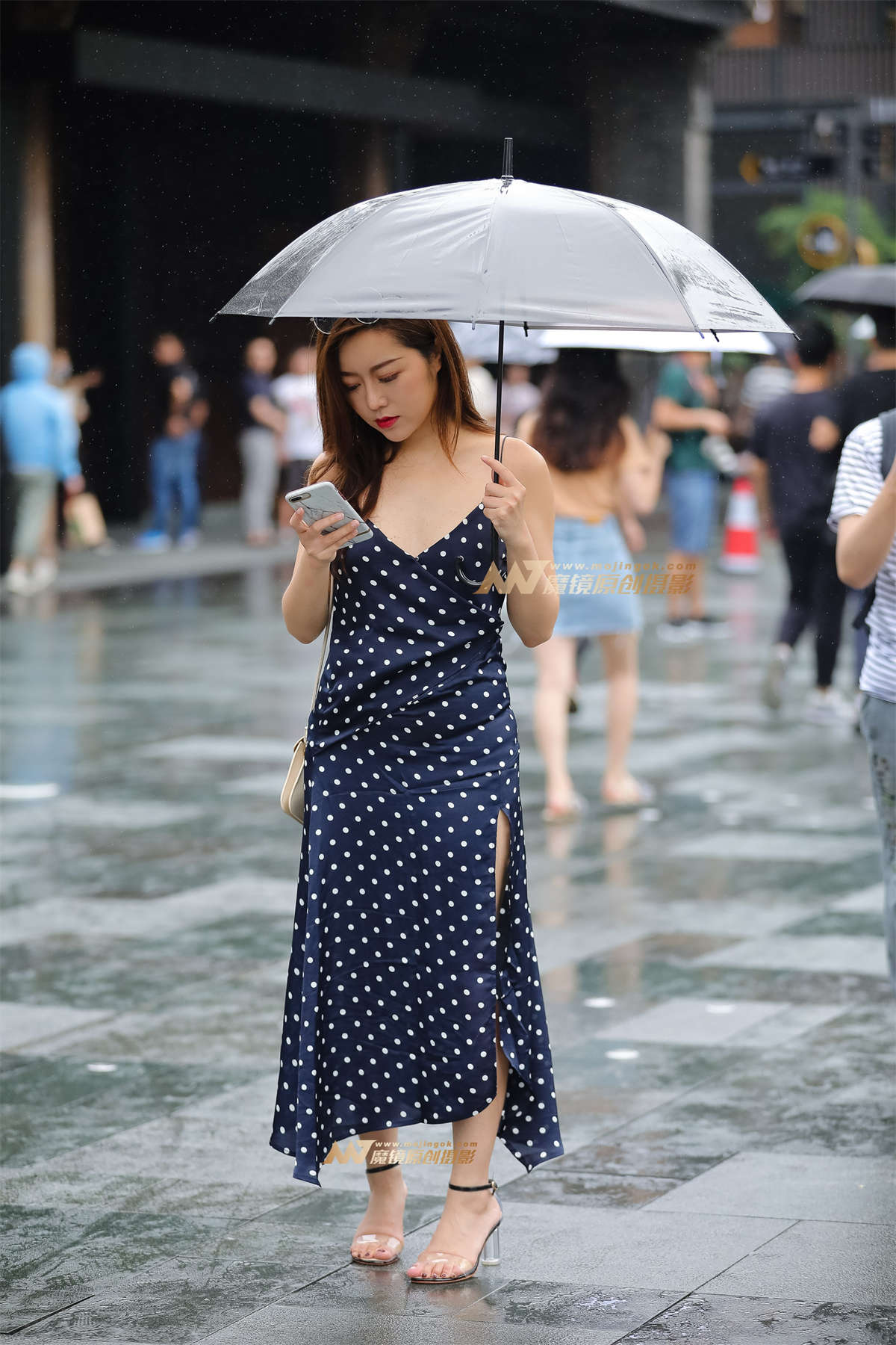 【凯恩赛帖】等待中的美少妇-日更街拍