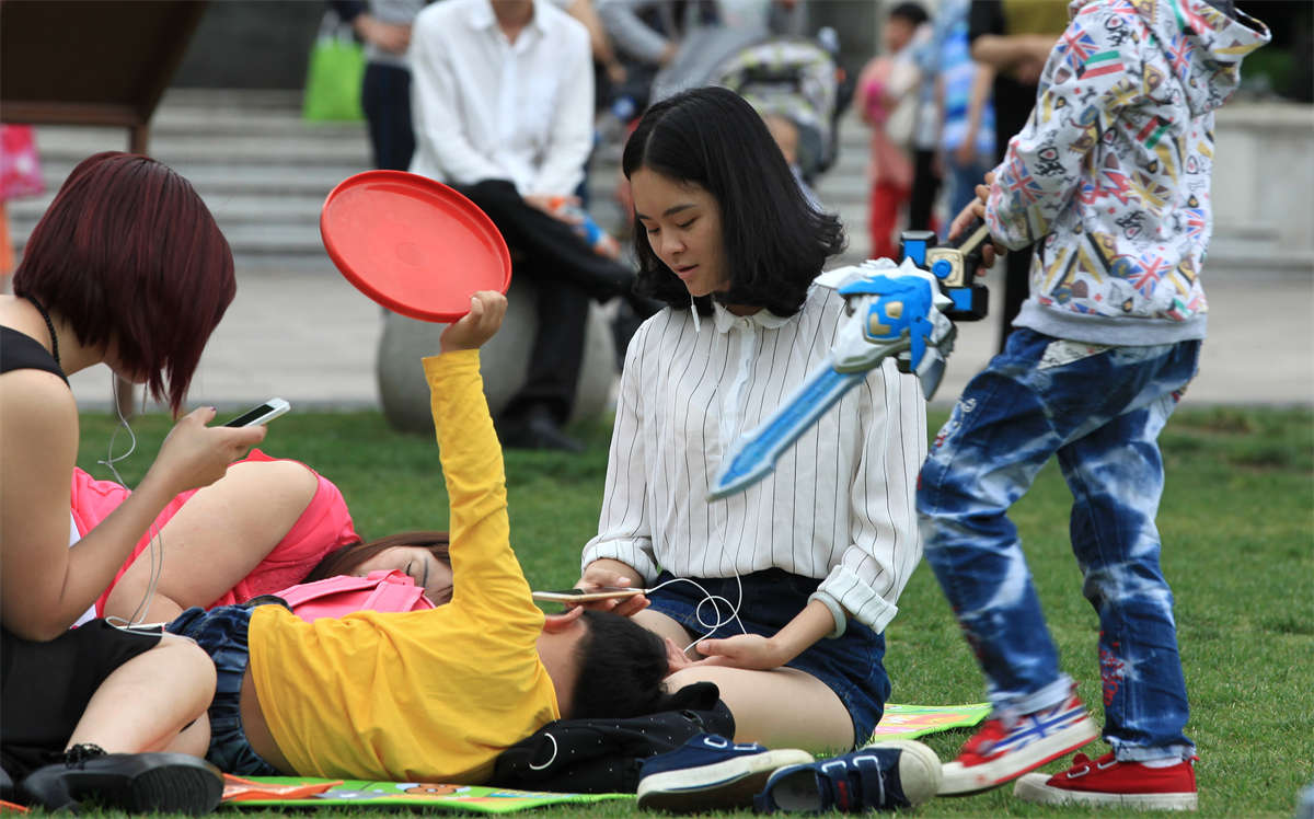 图片[2]-踏青公园街拍系列No.208 无挡超薄长丝配上一双长趾玉足，太通透了-日更街拍