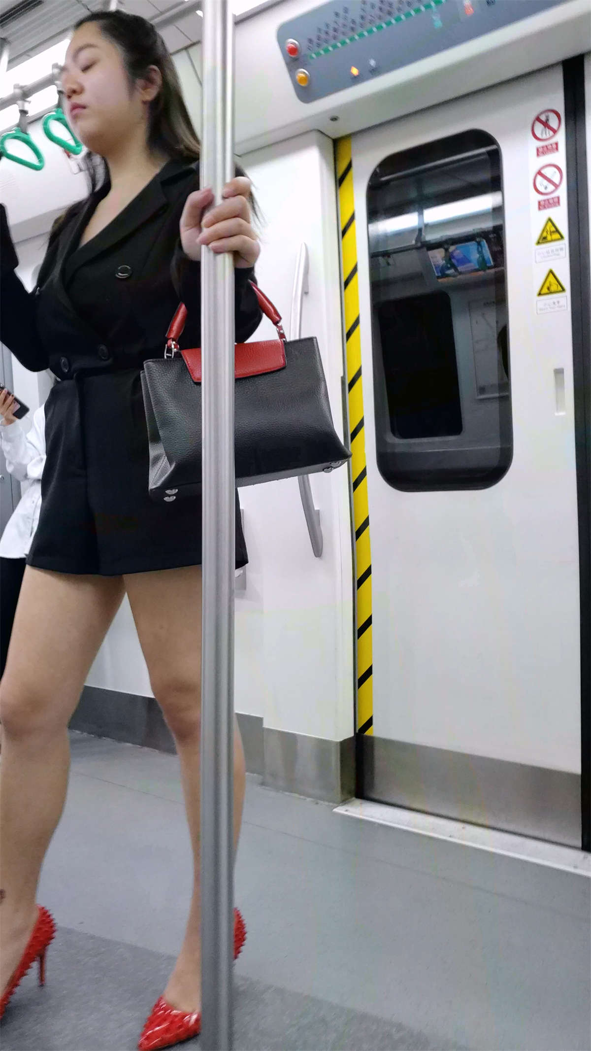 地铁上的妹子-日更街拍