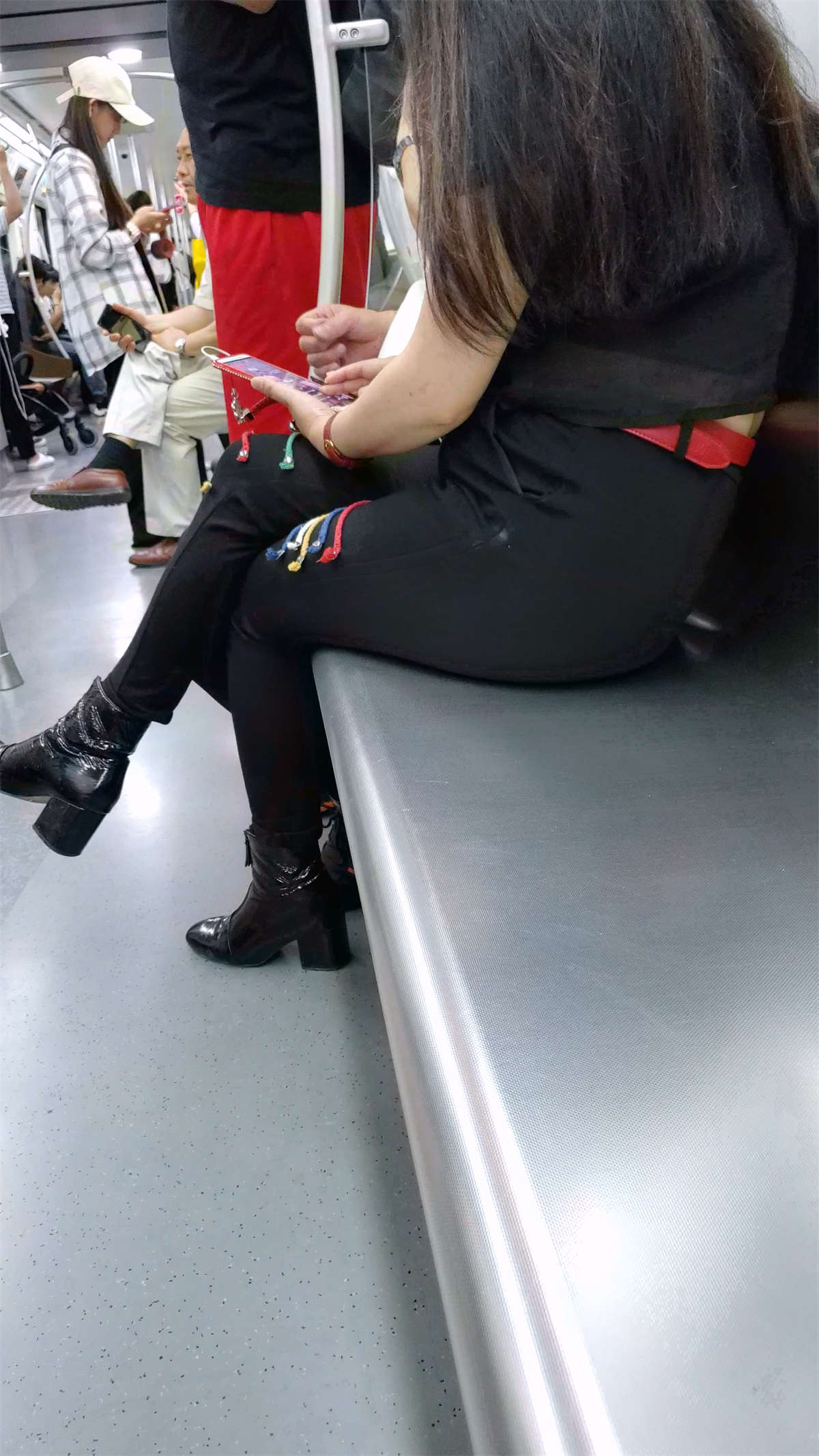 图片[2]-地铁里面的高跟美脚-日更街拍