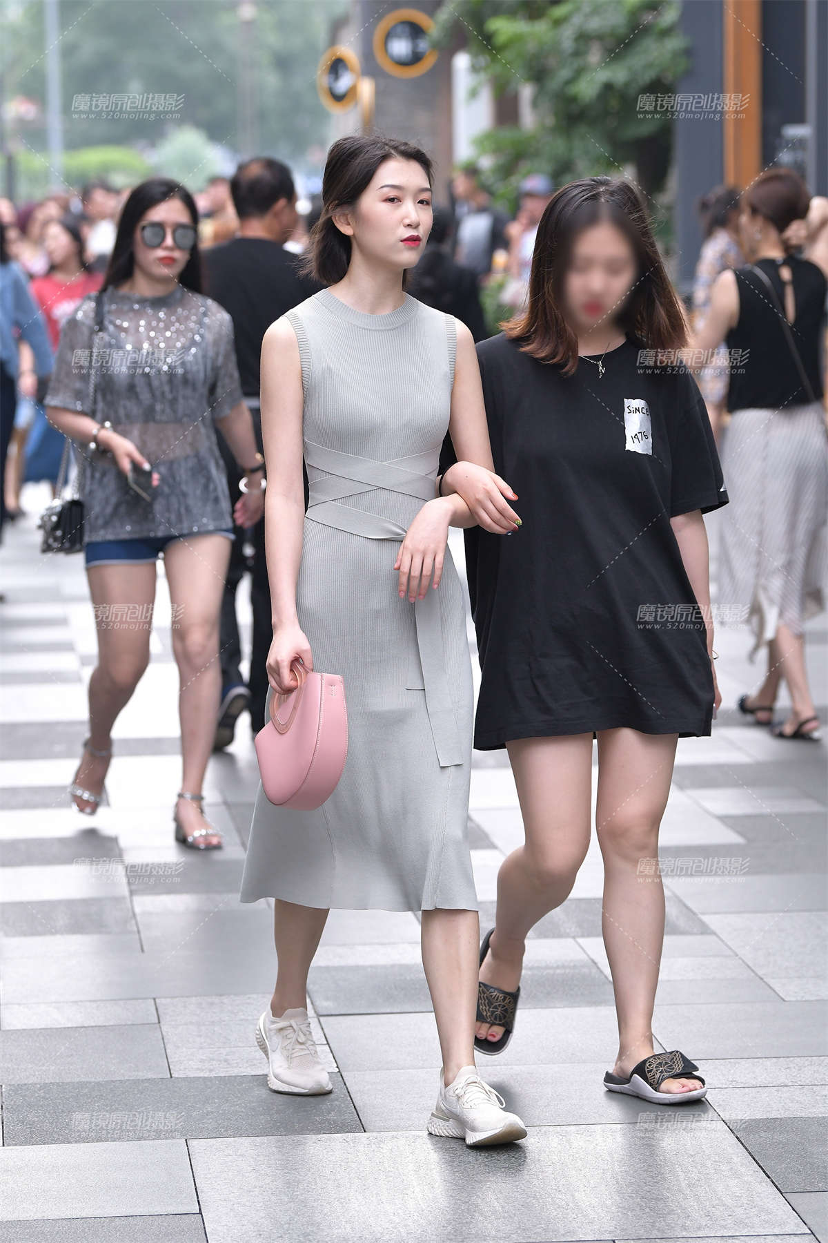 贴身的针织裙美女-日更街拍