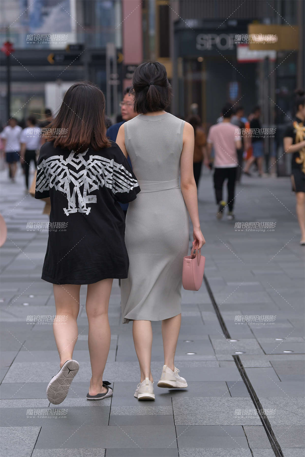 图片[2]-贴身的针织裙美女-日更街拍