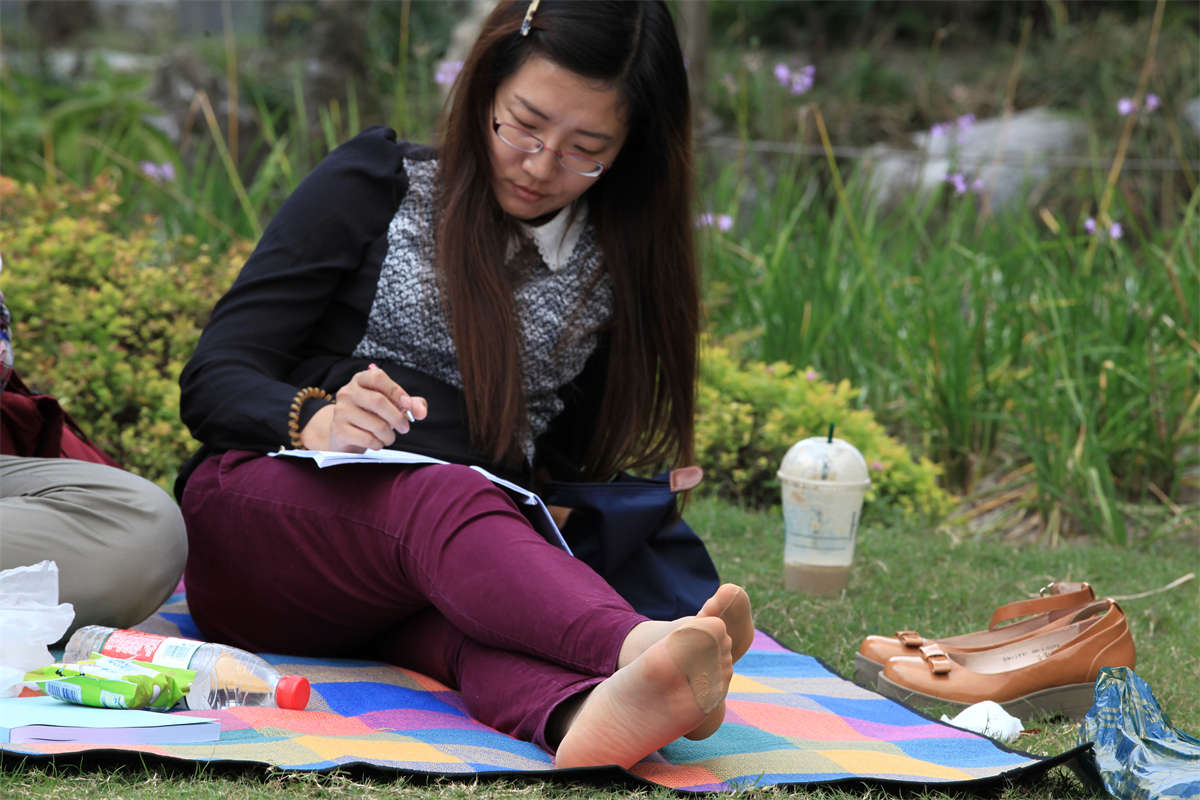 图片[2]-踏青公园街拍系列No.209 细长骨感匀称的学生妹肉丝足-日更街拍