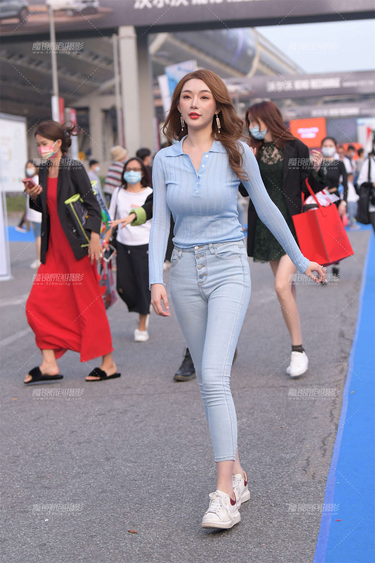 丰满的紧牛美女-日更街拍