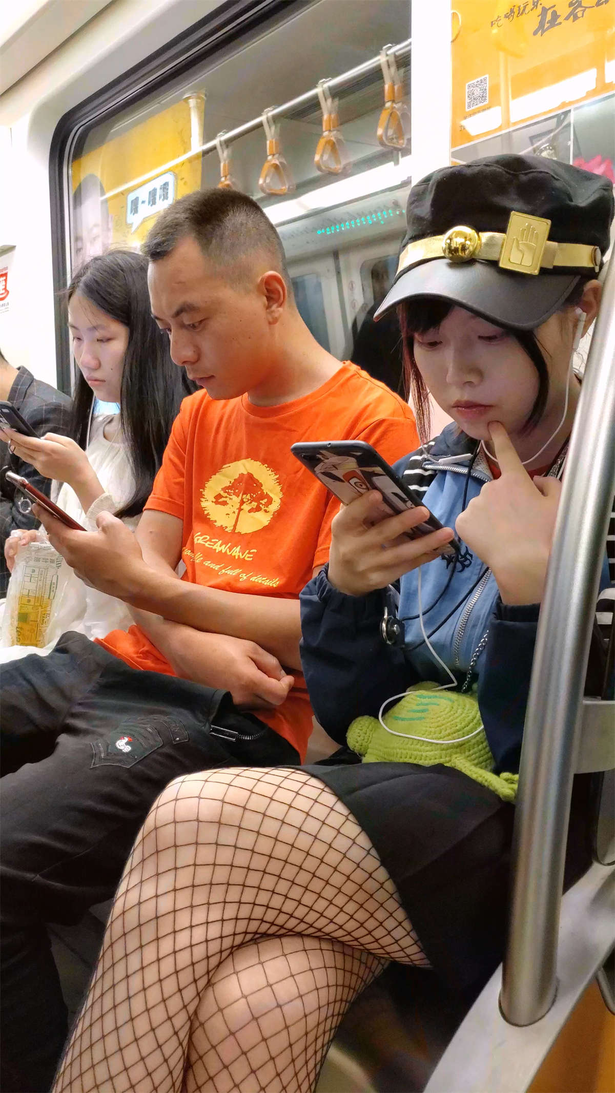 图片[2]-高跟美足标致的靓女-日更街拍