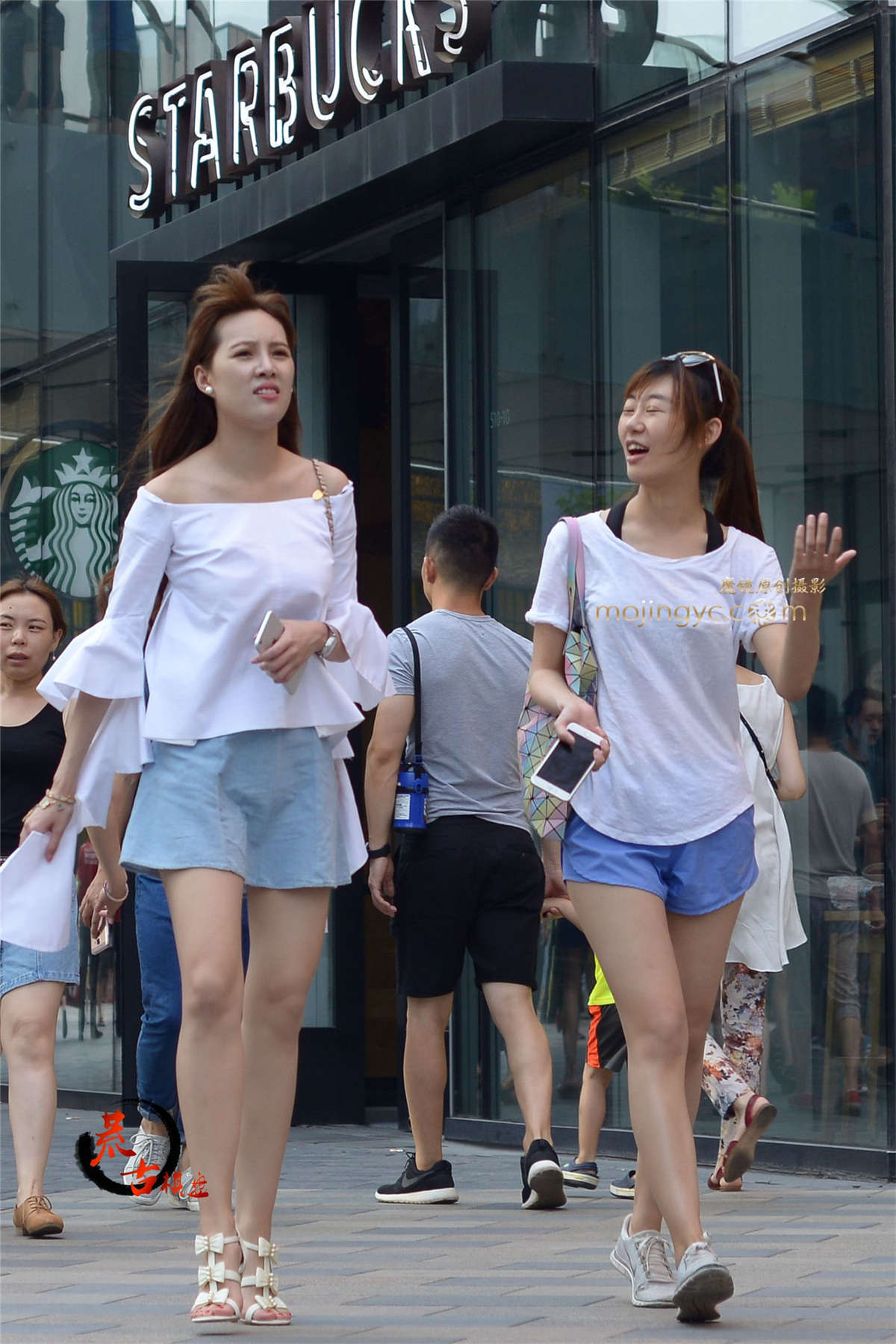 8-9 白衣白鞋秀长腿-日更街拍