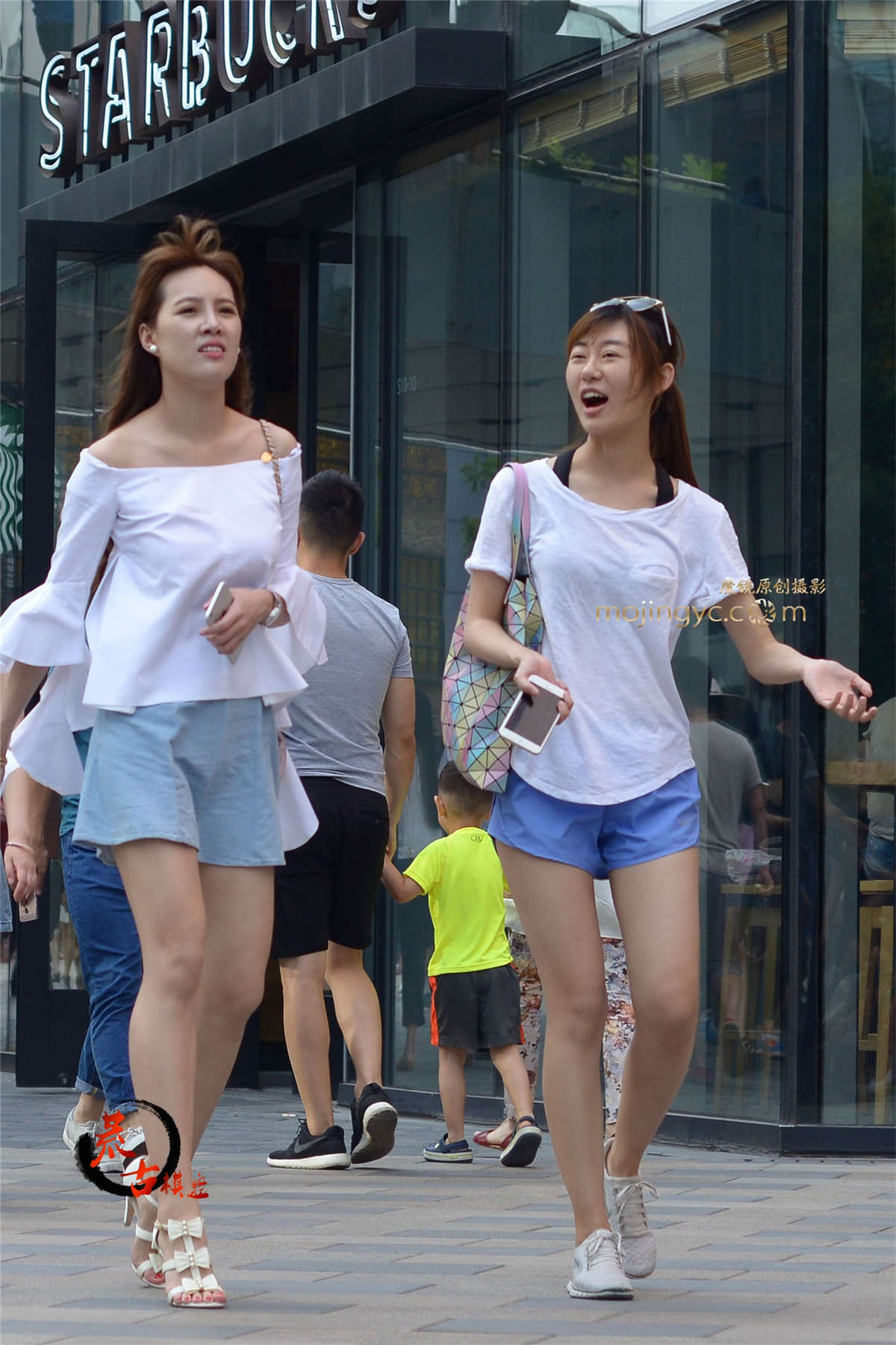 图片[2]-8-9 白衣白鞋秀长腿-日更街拍