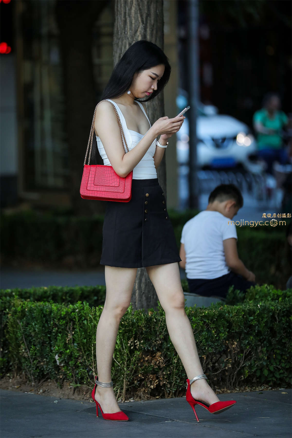 白嫩性感红高跟-日更街拍