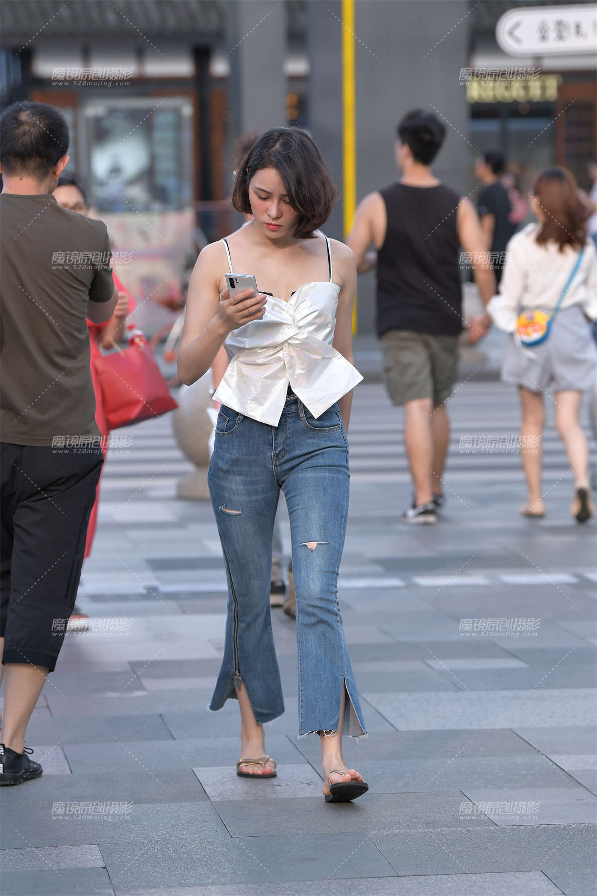 小吊带，紧牛翘臀-日更街拍