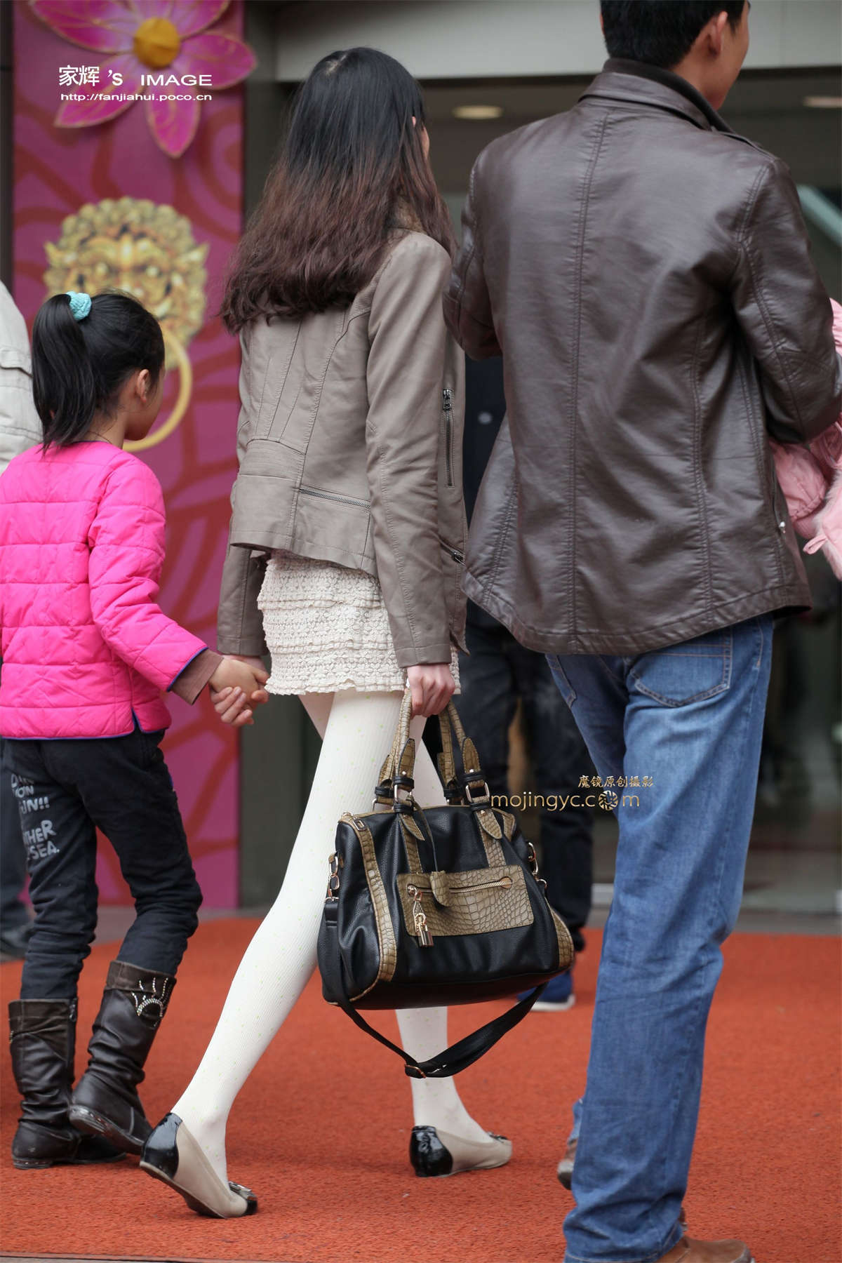 图片[2]-白色丝袜少妇-日更街拍