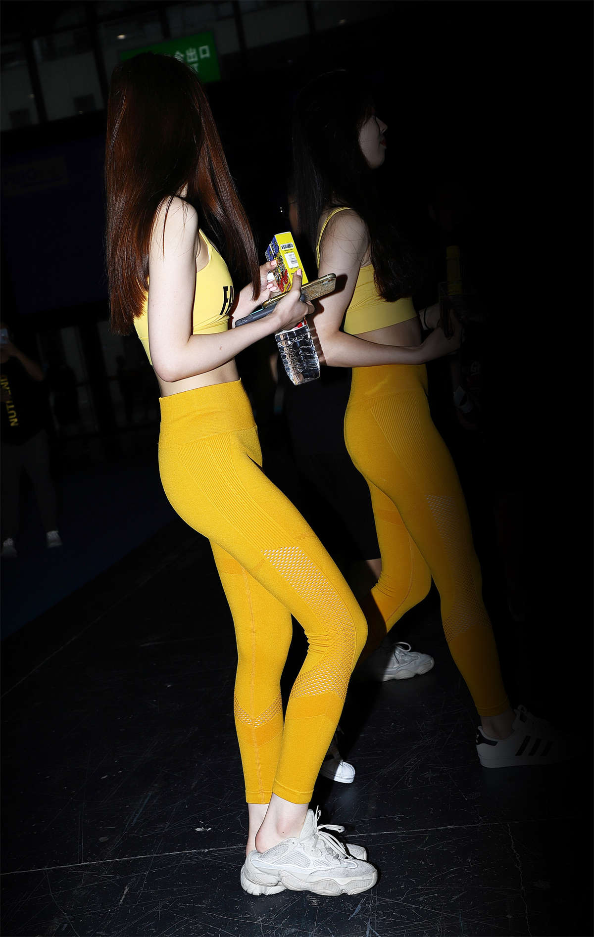 图片[2]-迷人紧身运动装小黄人-日更街拍