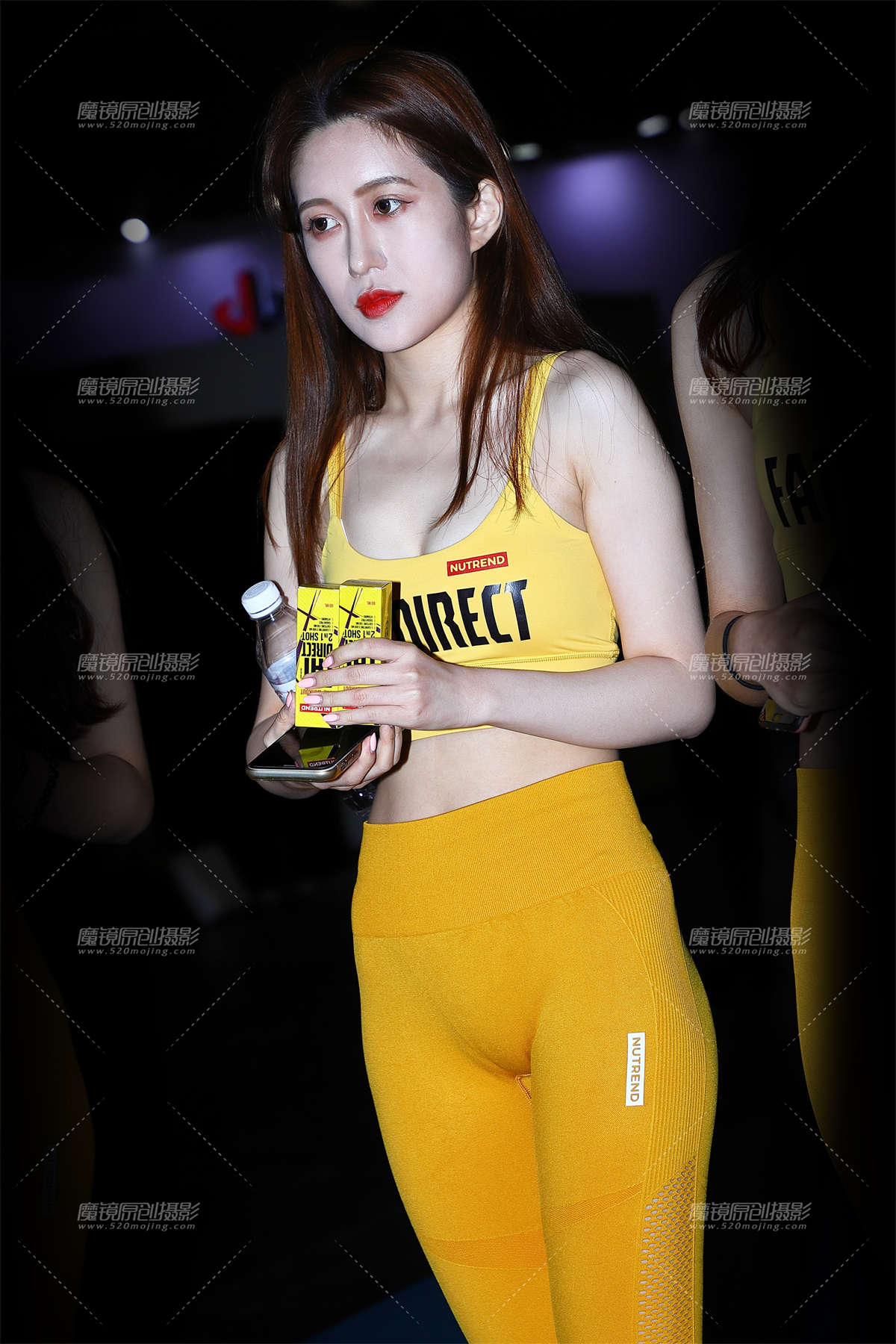 迷人紧身运动装小黄人-日更街拍