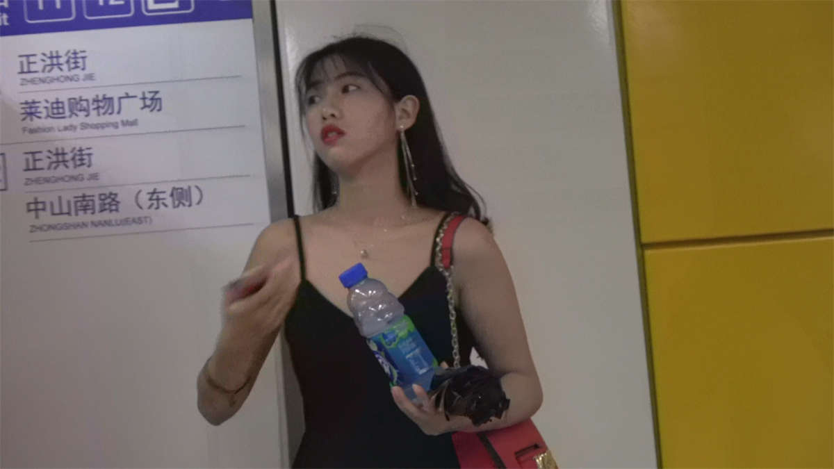 高跟美足标致的靓女-日更街拍