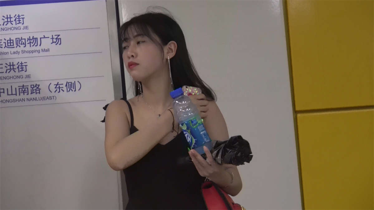 图片[2]-高跟美足标致的靓女-日更街拍