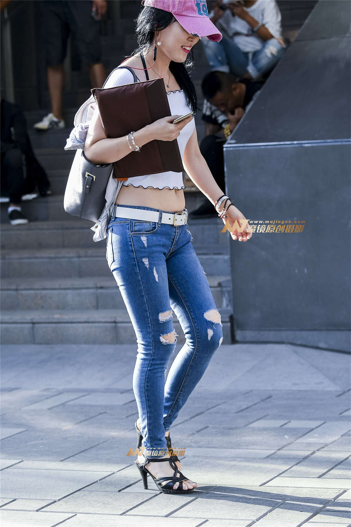 牛仔美女行走姿势漂亮真酷-日更街拍