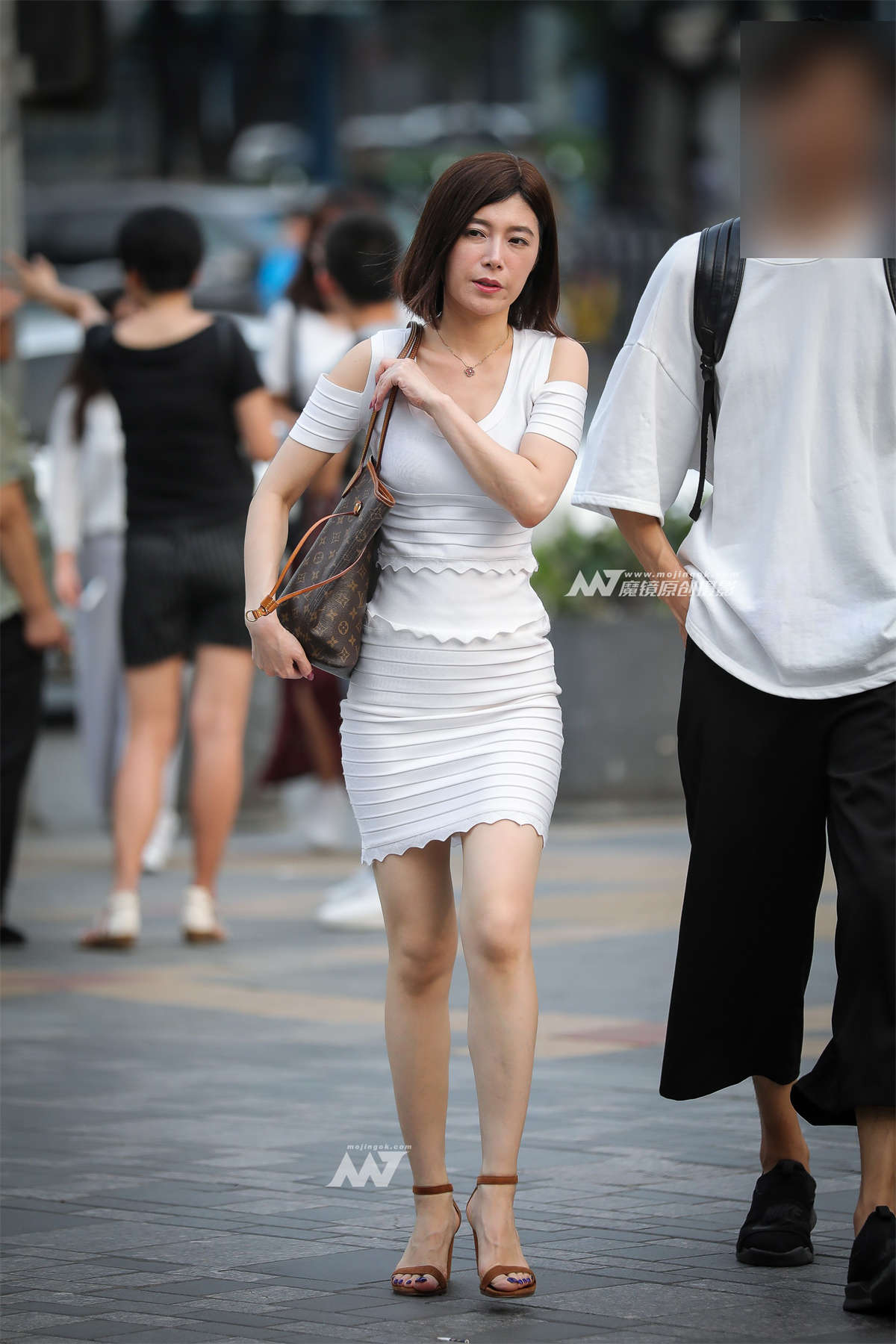 白色包臀裙-日更街拍
