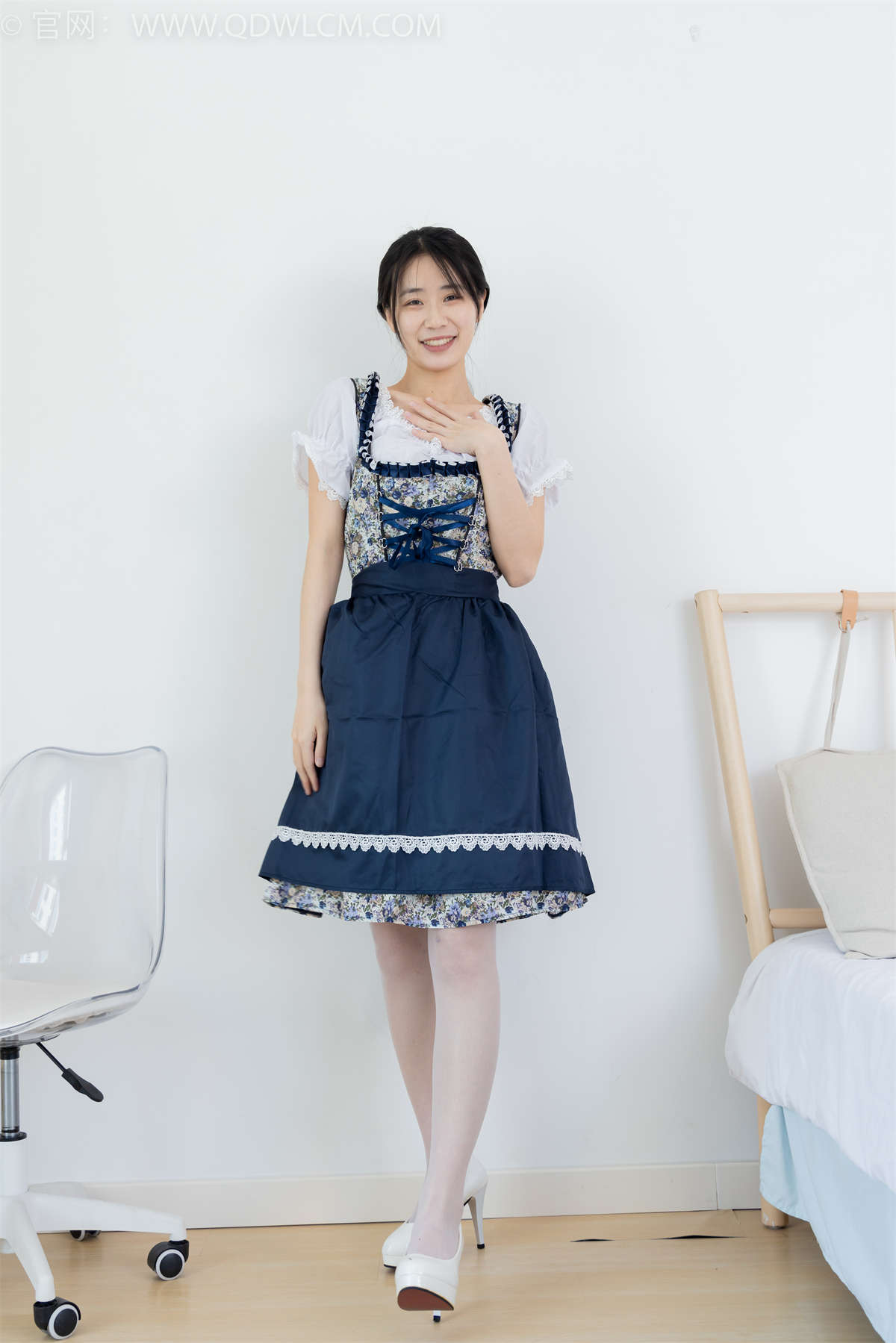 图片[2]-物恋传媒 NO.2365 菜菜-高跟鞋、薄白丝（脚尖加固款）、裸足、包含裸足薯条 薯角 洋葱圈 蕃茄酱摆盘剧情-日更街拍