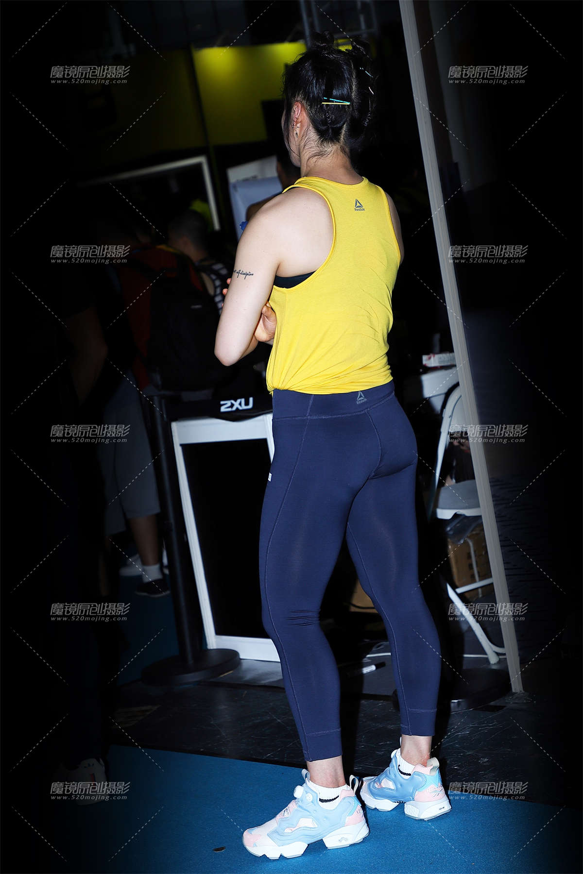 图片[2]-哪吒头深色紧身裤-日更街拍