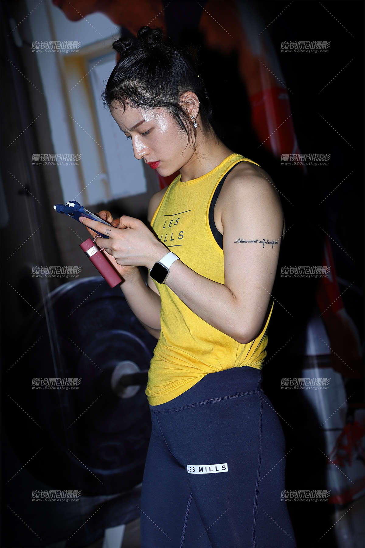 哪吒头深色紧身裤-日更街拍