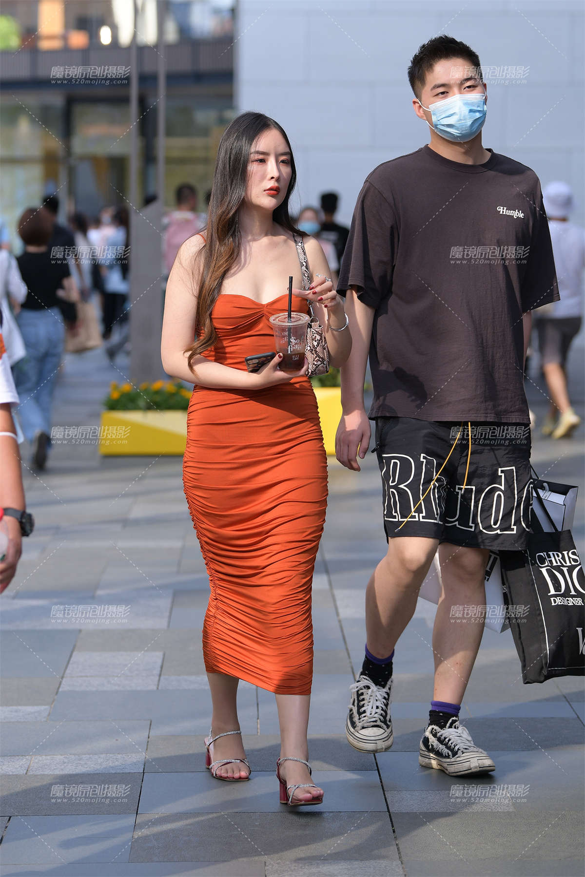 裹胸包臀裙美女-日更街拍