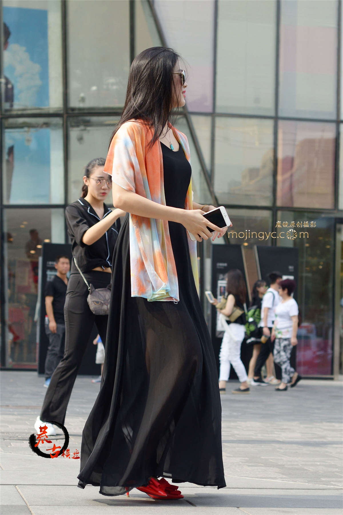 图片[2]-8-9 黑色连衣裙陪红色小跟鞋-日更街拍