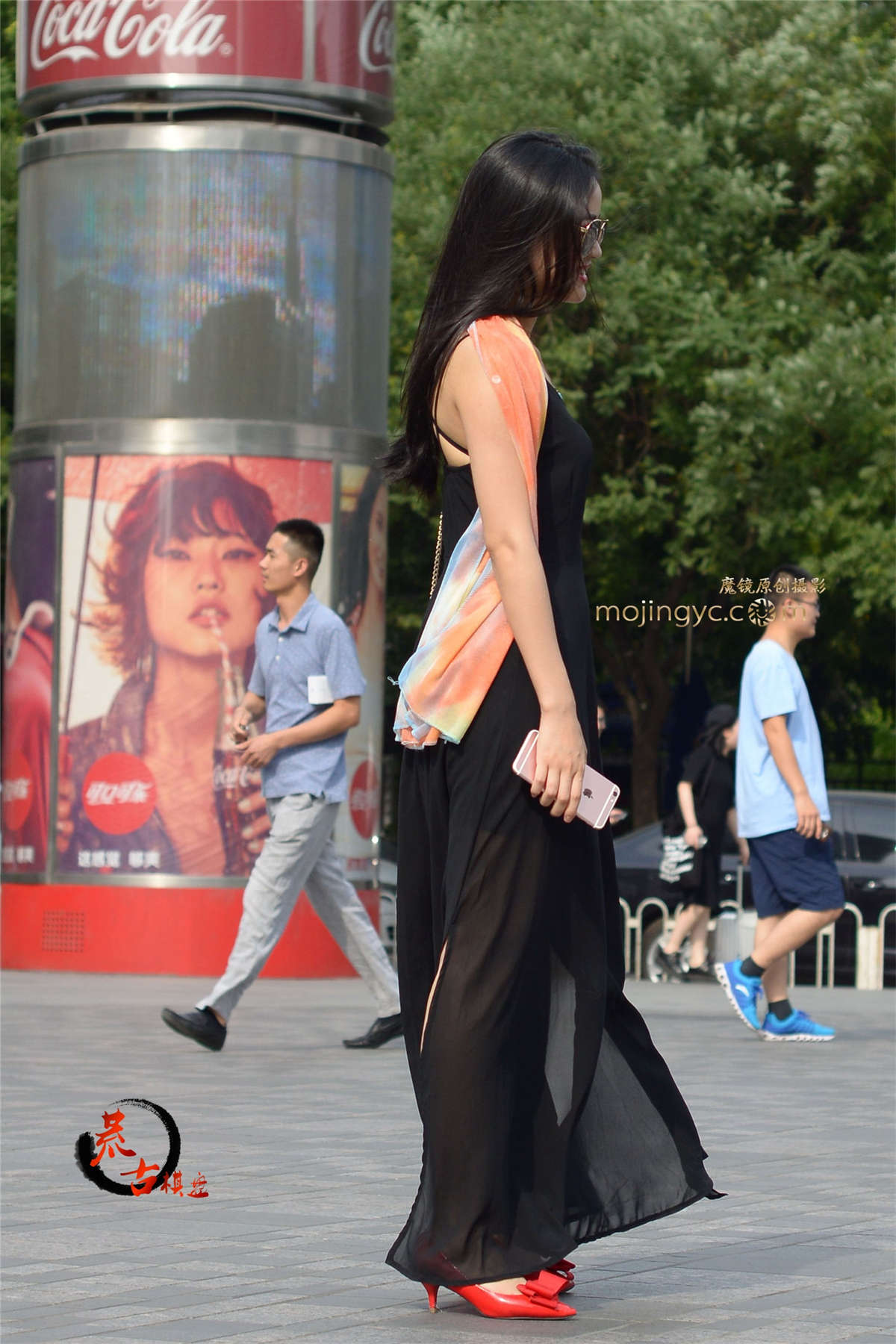 8-9 黑色连衣裙陪红色小跟鞋-日更街拍