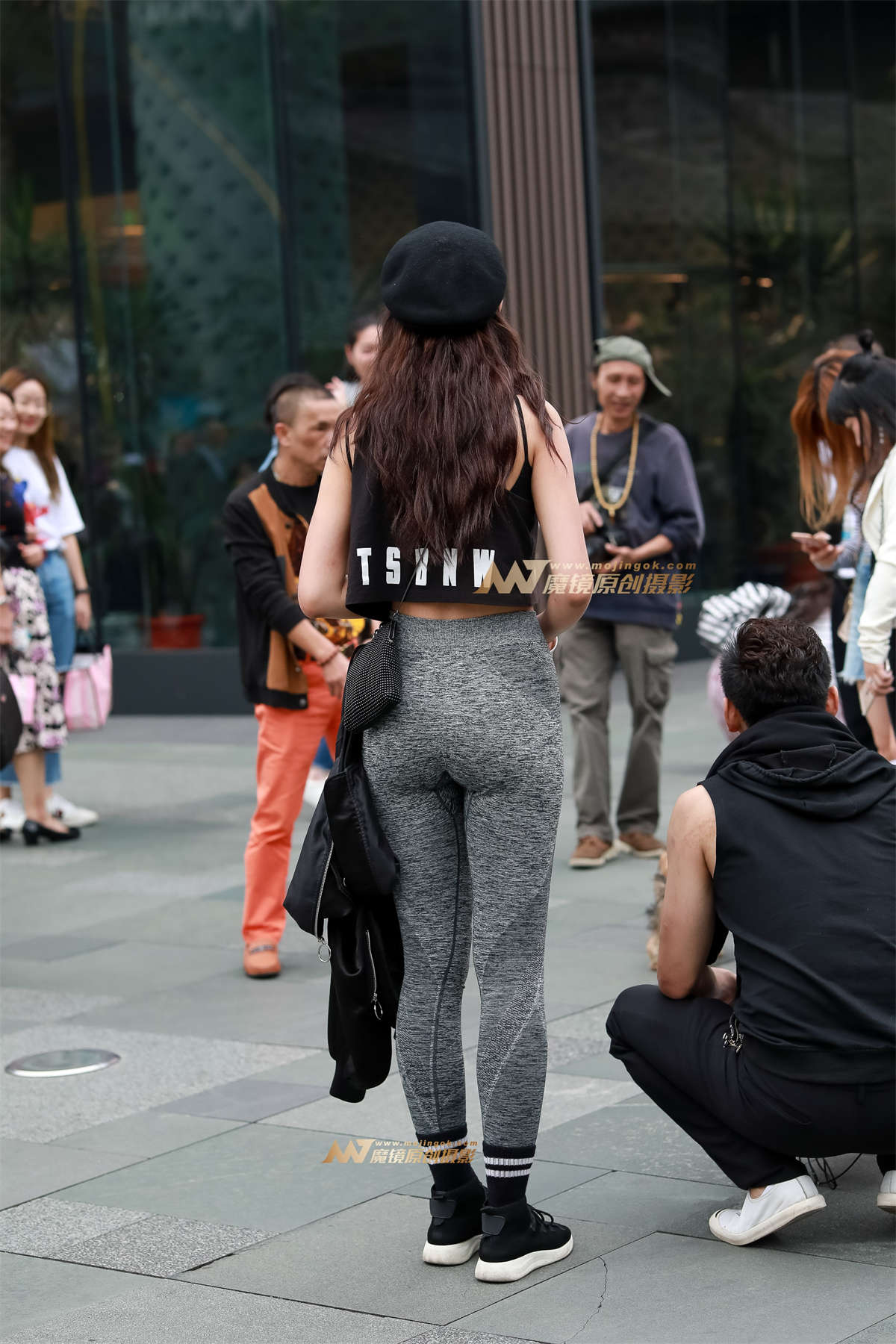 图片[2]-【凯恩赛帖】灰色紧身裤女友-日更街拍