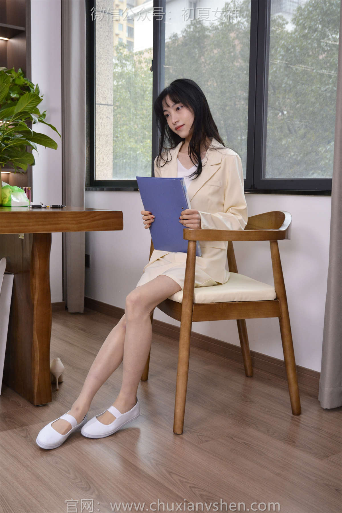 初夏女神 NO.151 柒柒 工作用鞋-日更街拍
