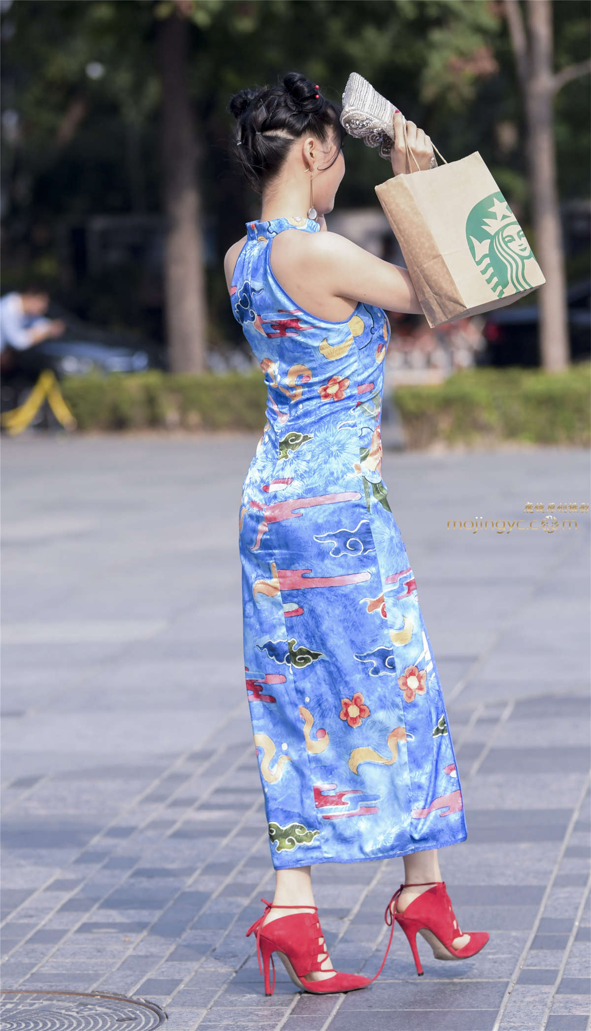 图片[2]-旗袍裙包裹出凹凸魔鬼身材性感迷人-日更街拍