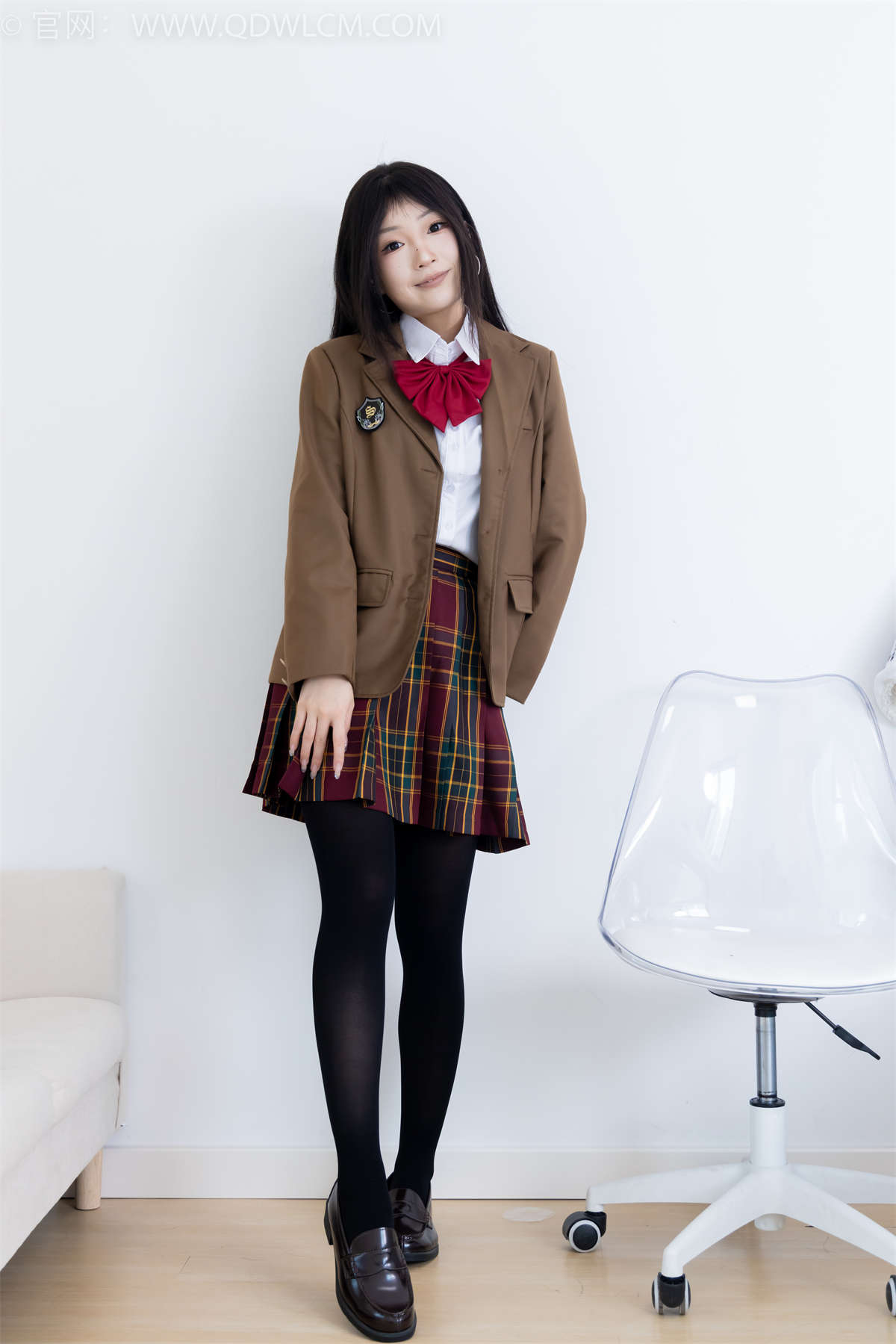 图片[2]-物恋传媒 NO.2367 嘟嘟-皮鞋、厚黑丝、jk制服、皮筋绑脚老头乐挠脚剧情-日更街拍