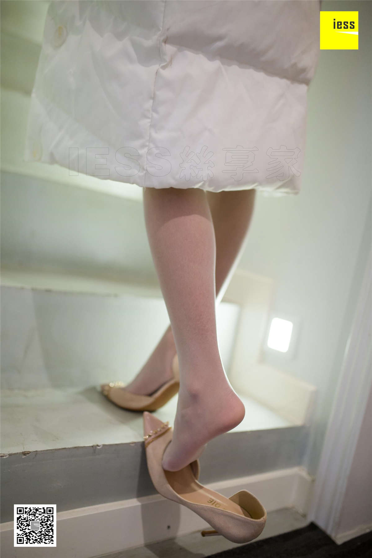 IESS异思趣向 丝享家440期：婉萍白色羽绒服婉萍-日更街拍