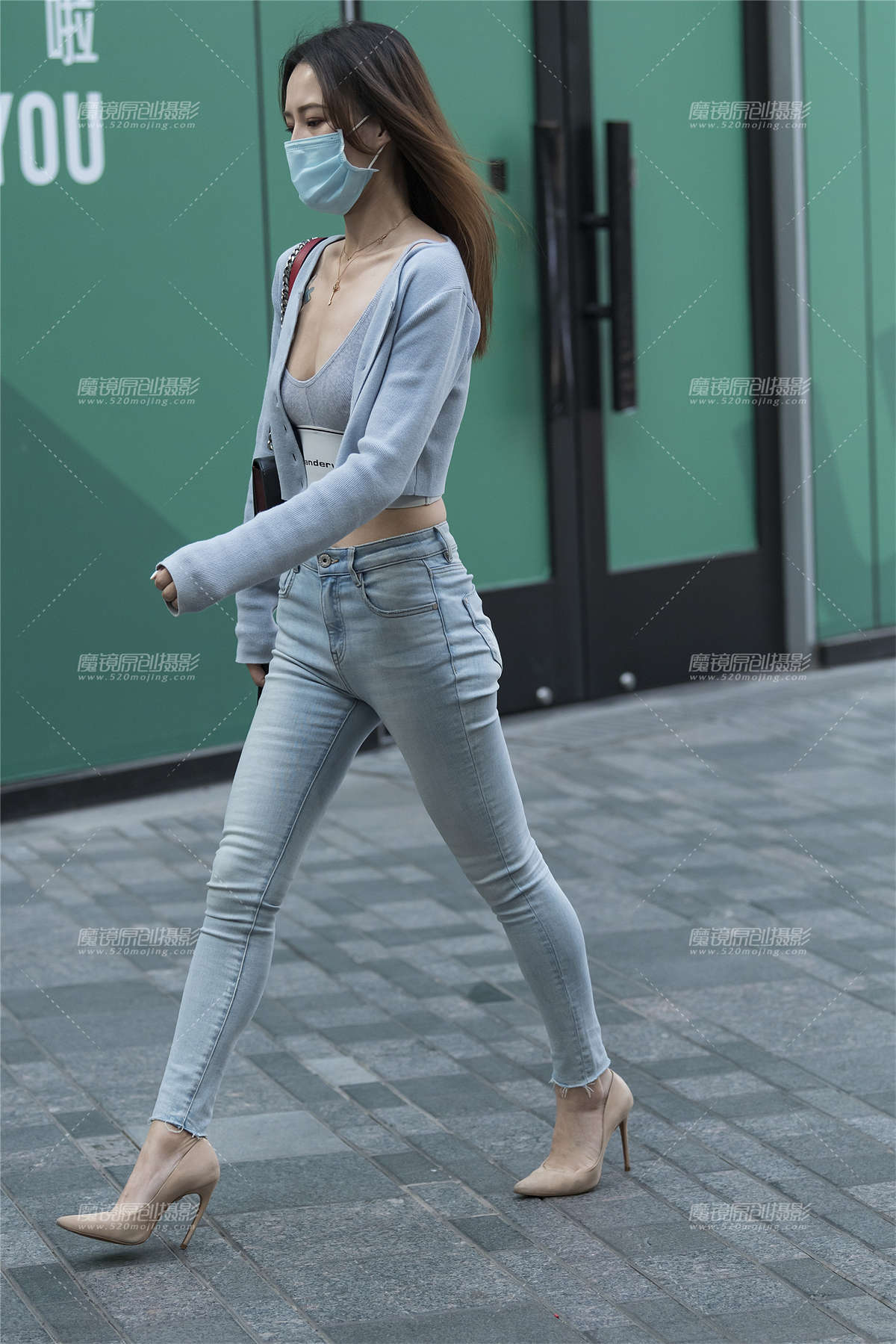 时尚靓胸牛仔美女-日更街拍