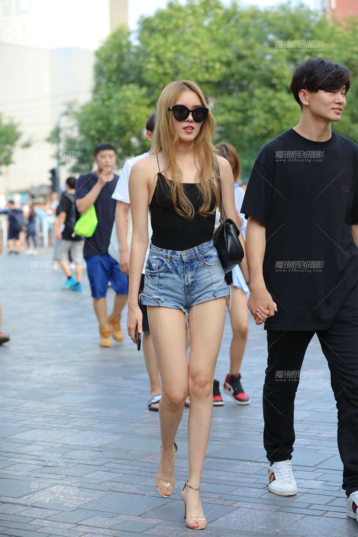 【补档】纯天然，大长美腿热裤女友-日更街拍