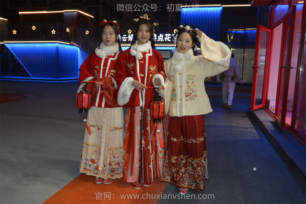 初夏女神 NO.152 双双&秀秀&情情 新年快乐-日更街拍