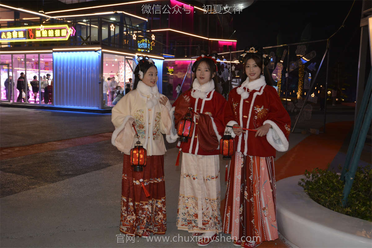 图片[2]-初夏女神 NO.152 双双&秀秀&情情 新年快乐-日更街拍