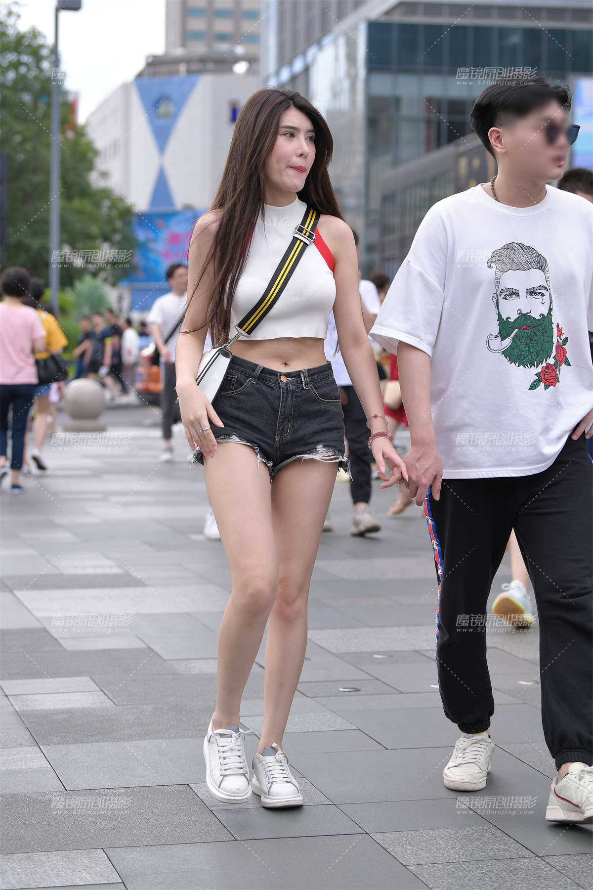 性感，热裤美腿女友-日更街拍