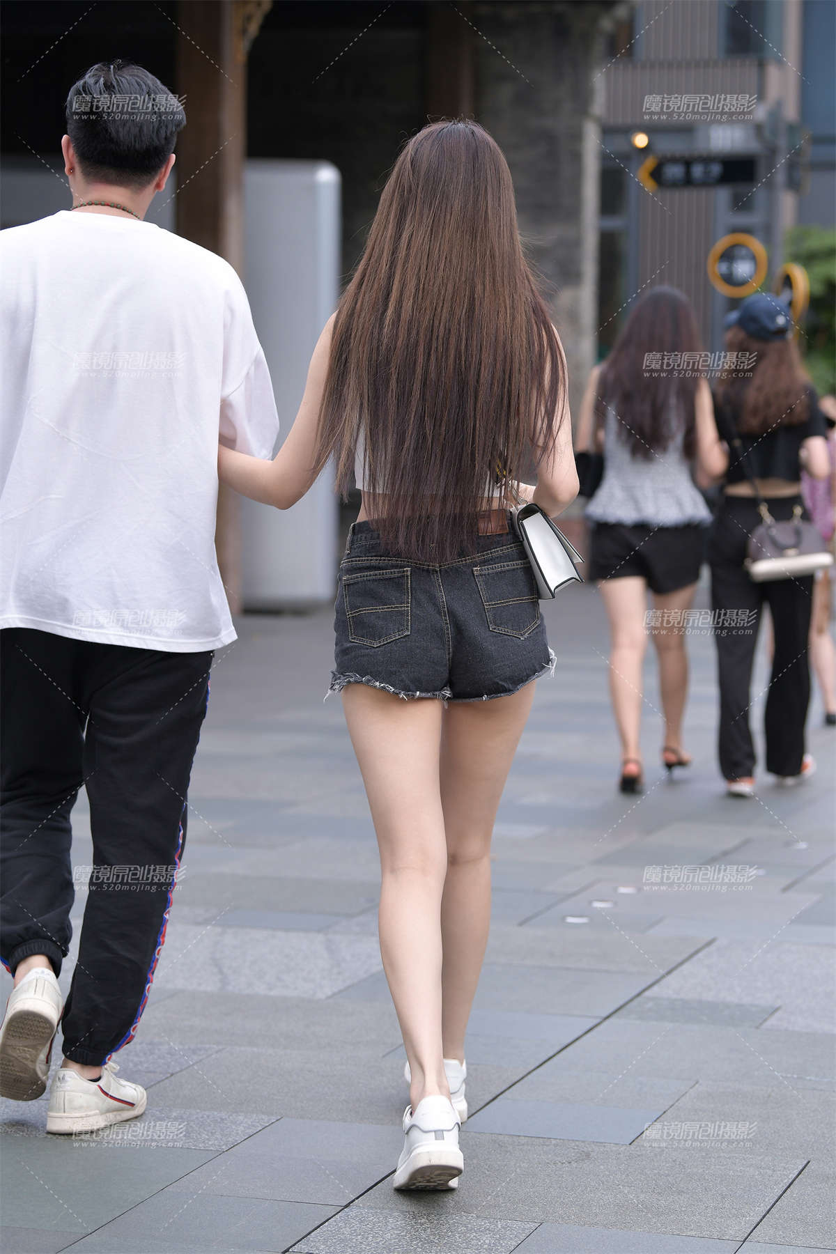 图片[2]-性感，热裤美腿女友-日更街拍