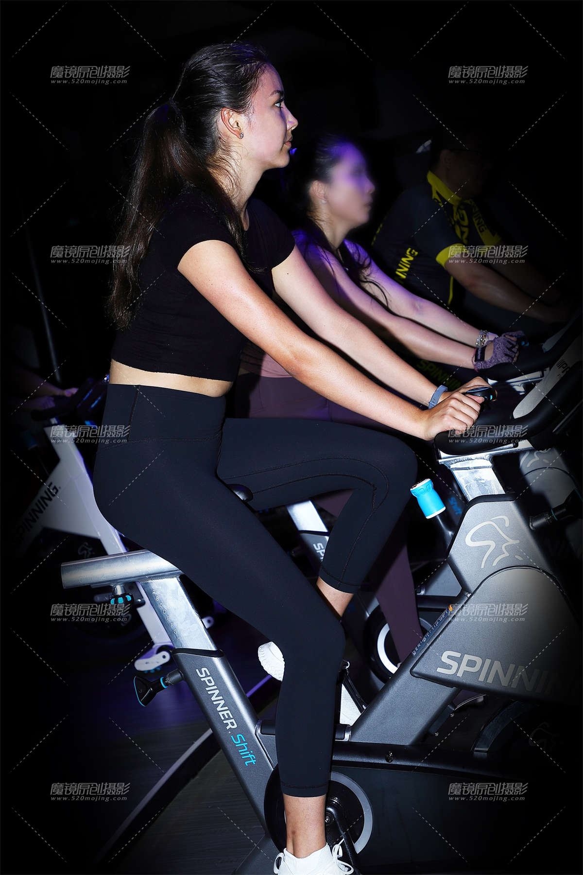 骑车运动的黑衣靓妹-日更街拍