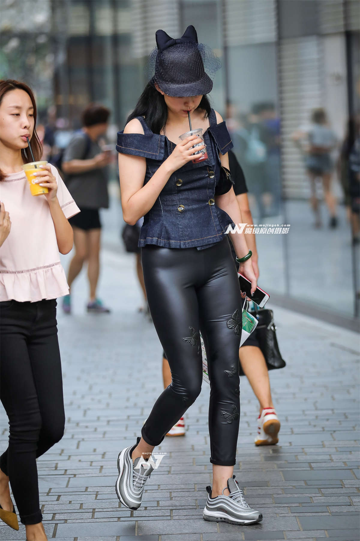 超极品紧身皮裤！-日更街拍