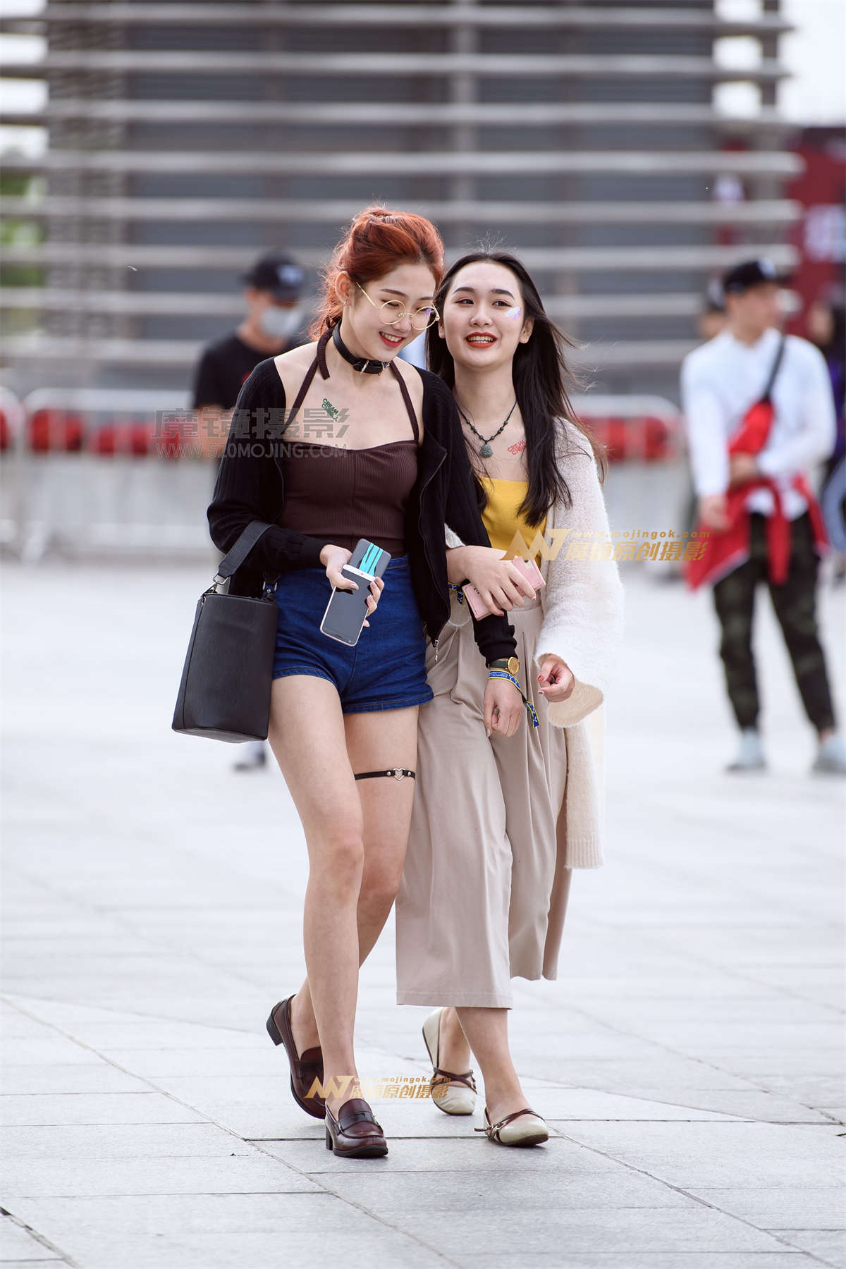 【久久赛帖】牛仔短裤穿出纤细大长腿-日更街拍