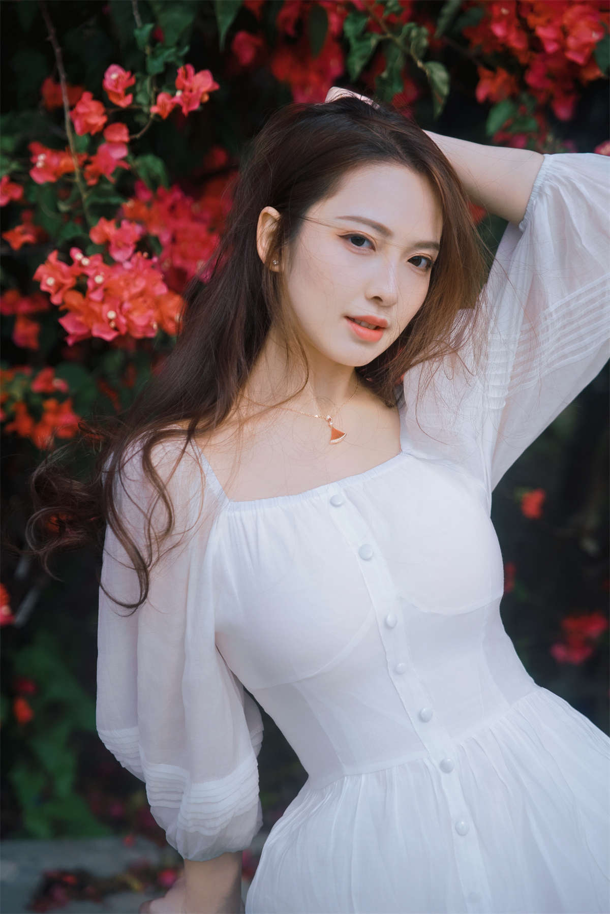 YITUYU艺图语 2025.04.17 三角梅瀑，藏住少女温柔 颖儿YY-日更街拍