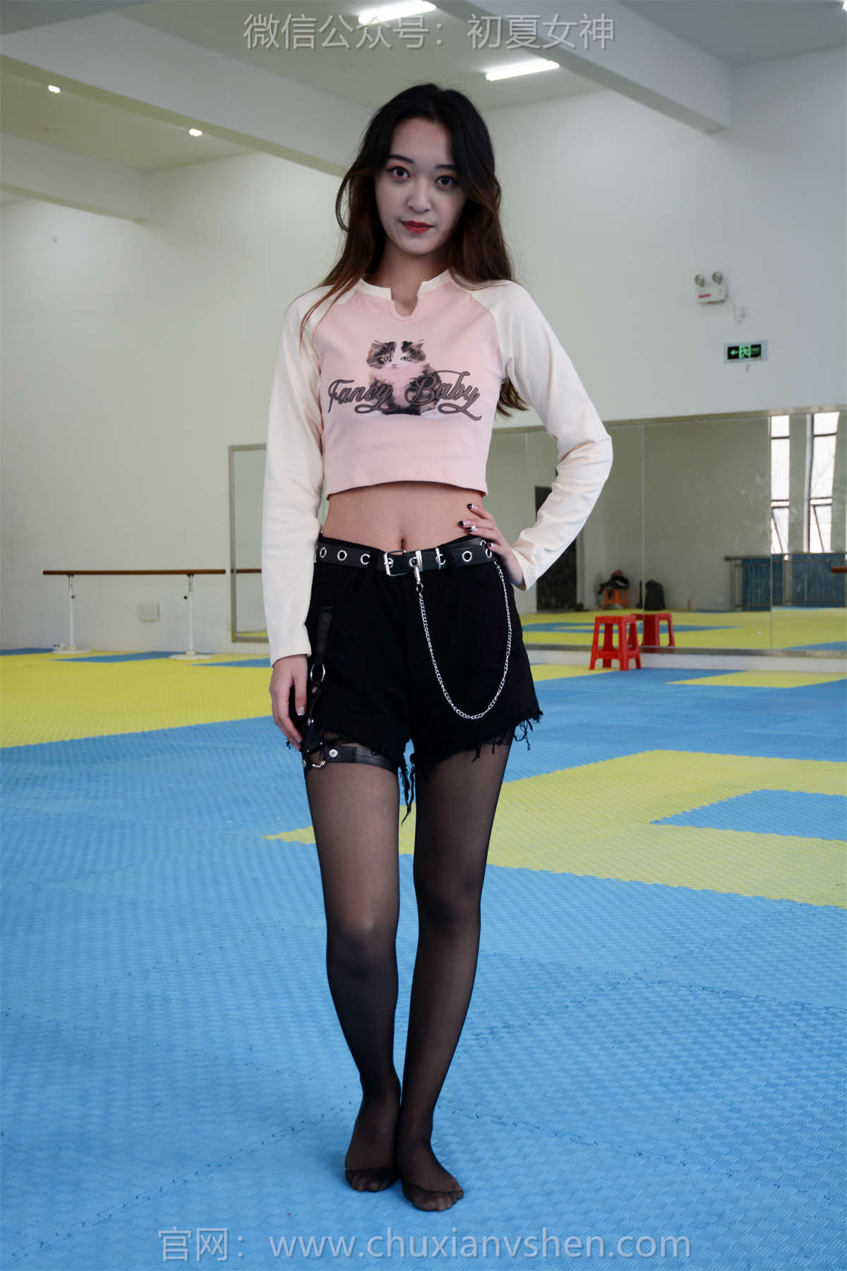 初夏女神 NO.153 依依 邻家女孩-舞蹈室-日更街拍