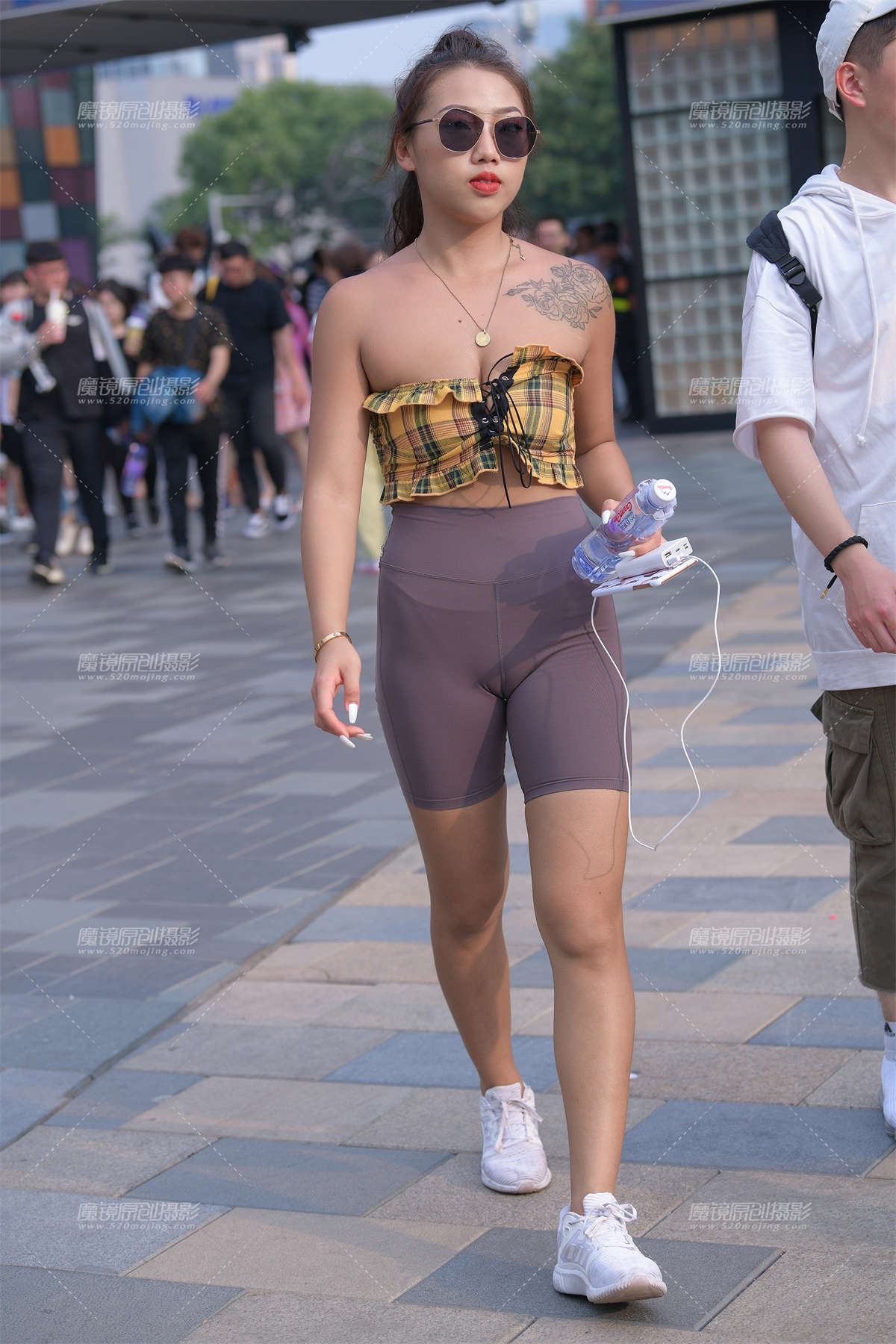 【街拍之魂赛帖】性感紧身短裤MM-日更街拍