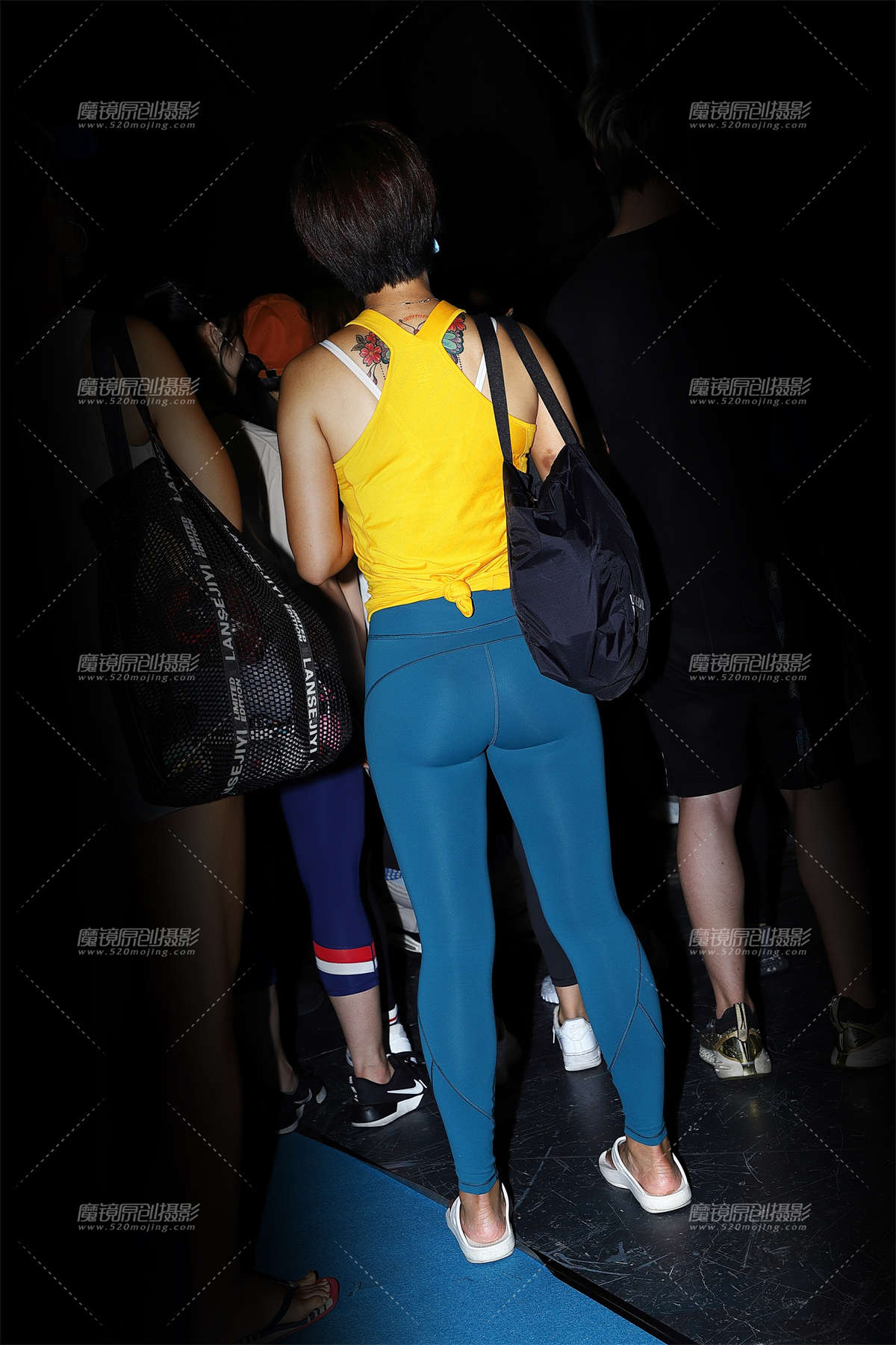 图片[2]-深色紧身运动裤口罩妹-日更街拍