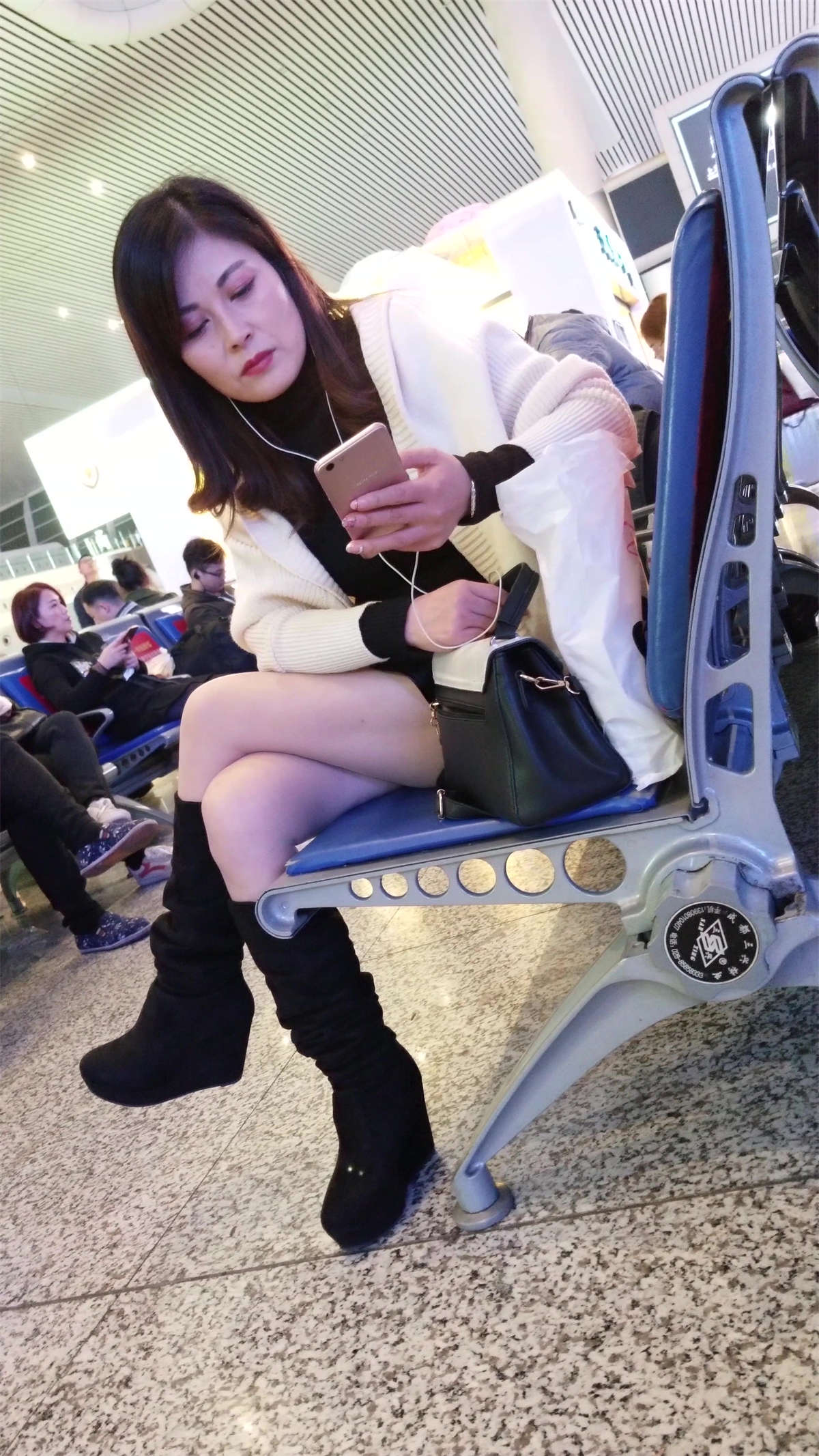 图片[2]-[4K高清视频]性感美腿知性御姐气质女神-日更街拍