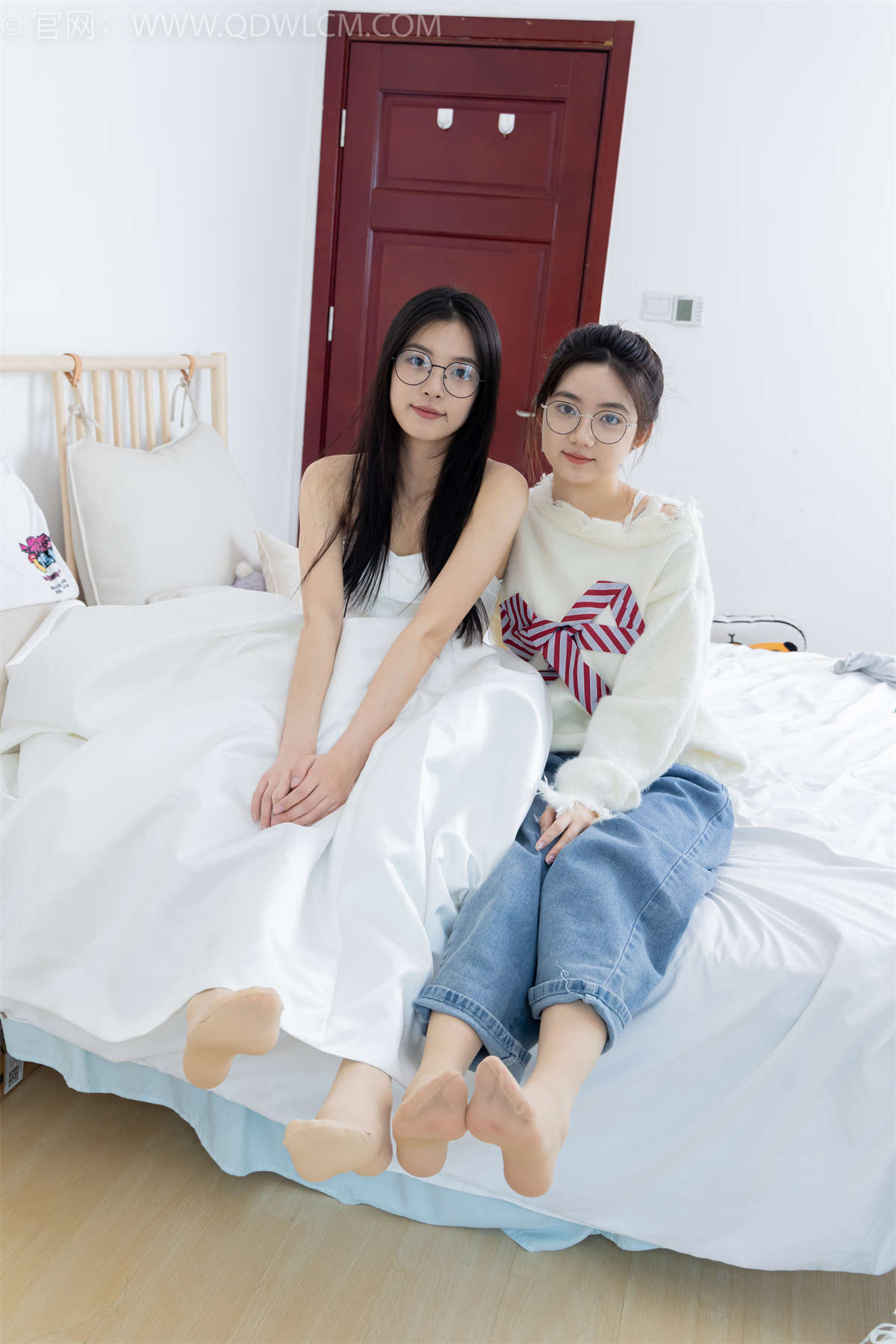 图片[2]-物恋传媒 NO.2370 茯苓&欢欢-平底鞋、板鞋、厚肉丝、灰色棉袜、薄肉丝（脚尖微加固款）、脚对脚 斗脚 老头乐和手互挠脚心剧情-日更街拍