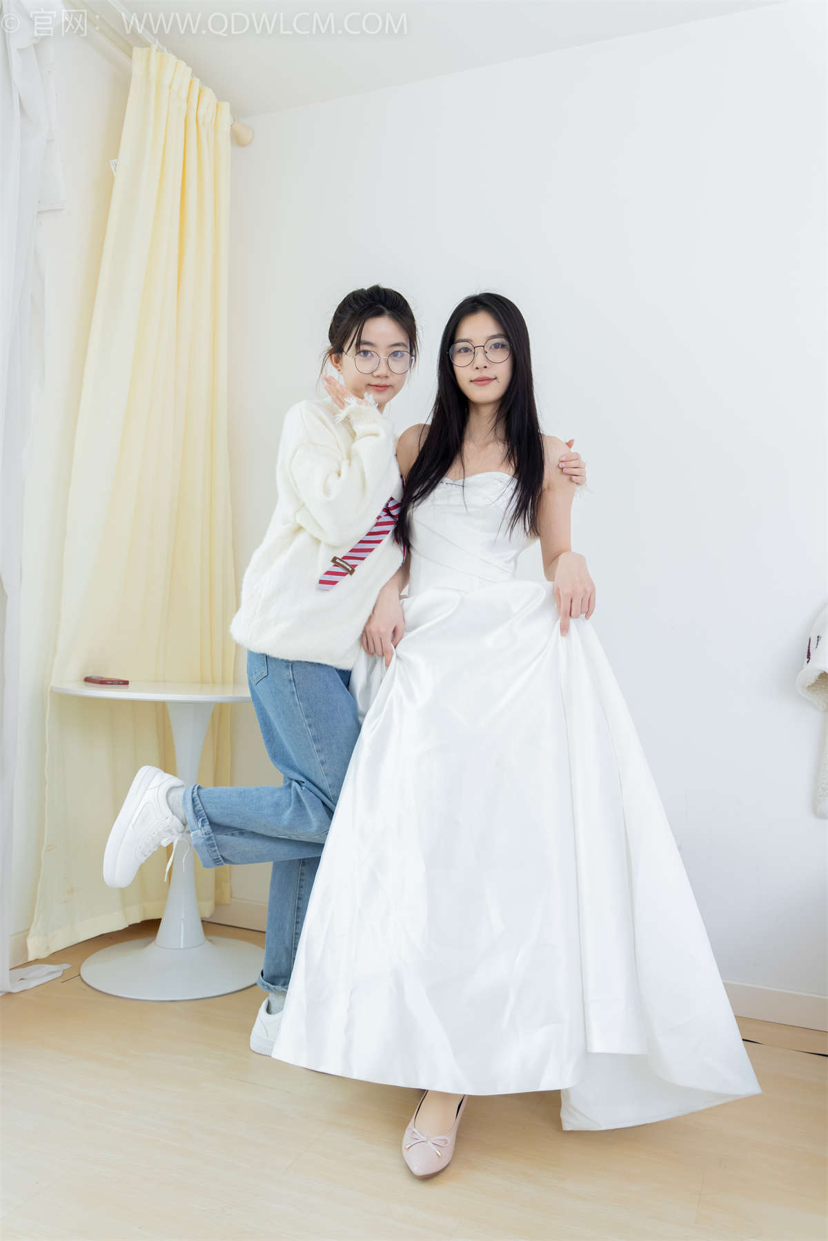 物恋传媒 NO.2370 茯苓&欢欢-平底鞋、板鞋、厚肉丝、灰色棉袜、薄肉丝（脚尖微加固款）、脚对脚 斗脚 老头乐和手互挠脚心剧情-日更街拍