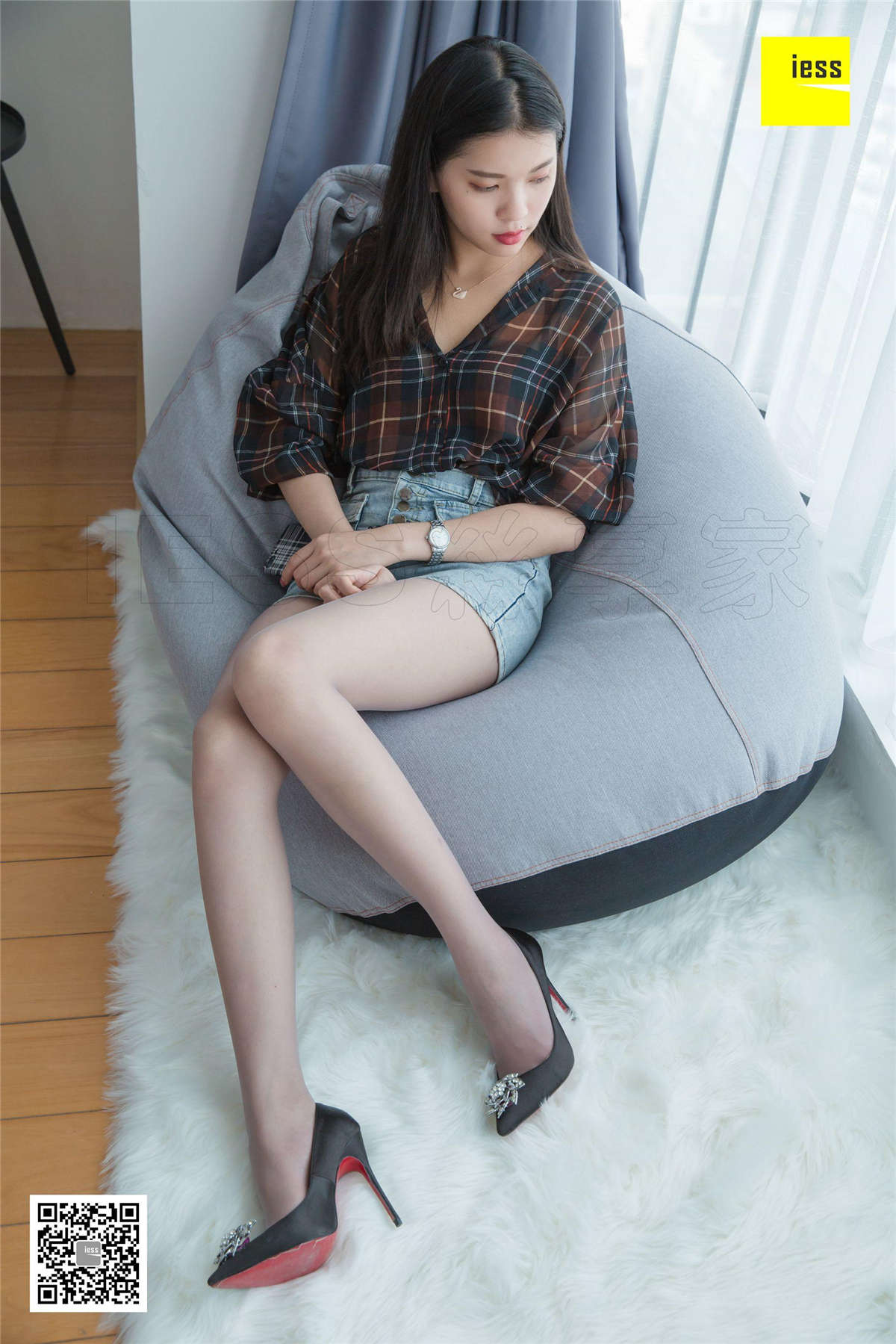 IESS异思趣向 丝享家335期：白毛绒地毯上的灰丝七七-日更街拍